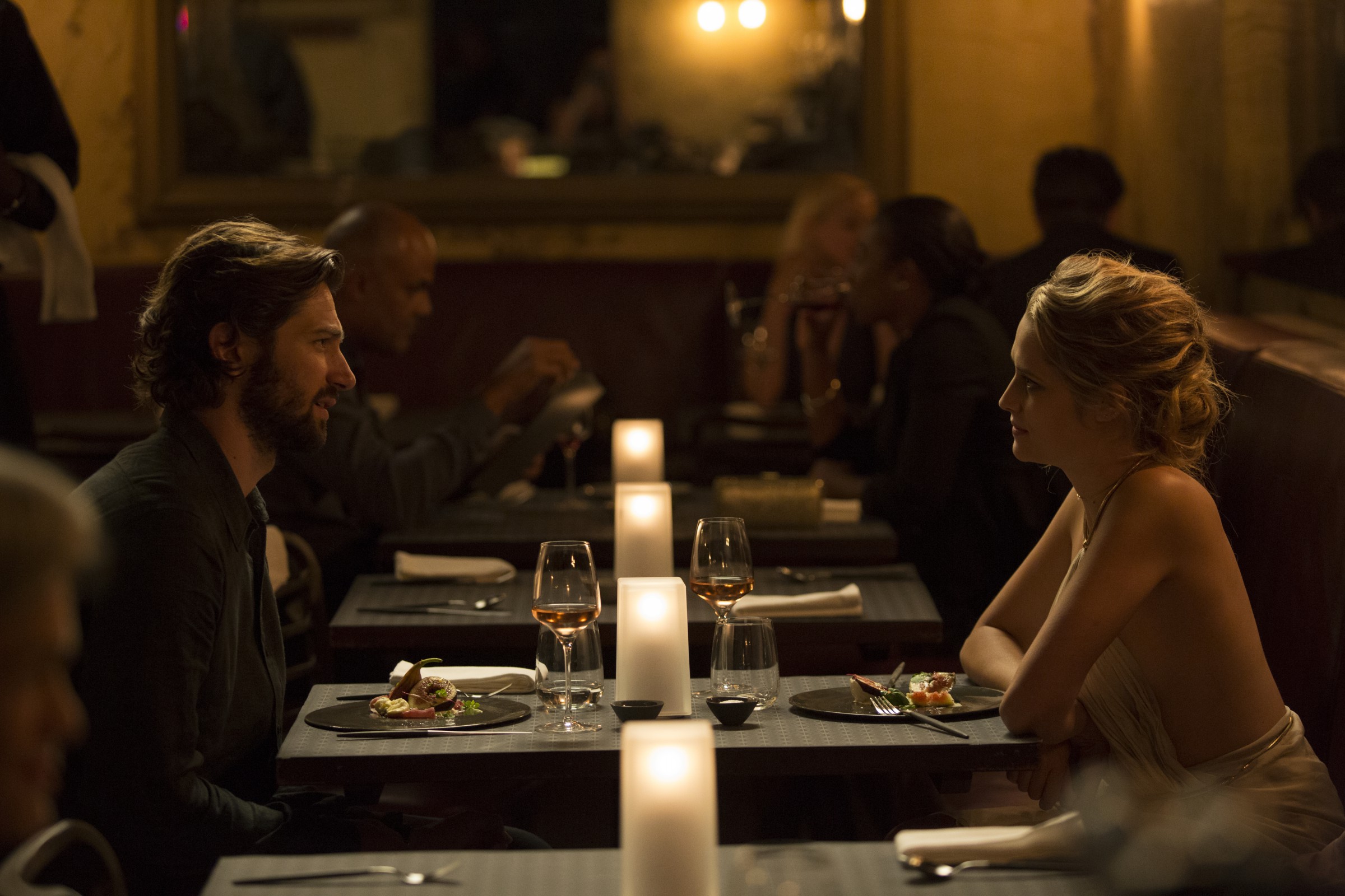 泰瑞莎帕瑪在新片《2:22》飾演美女藝術家，片中她穿上多款時尚禮服，大秀美白裸背。