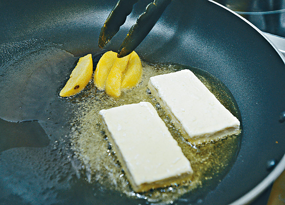 美國心臟學會指出，椰子油的飽和脂肪比動物油脂都高，不算健康。