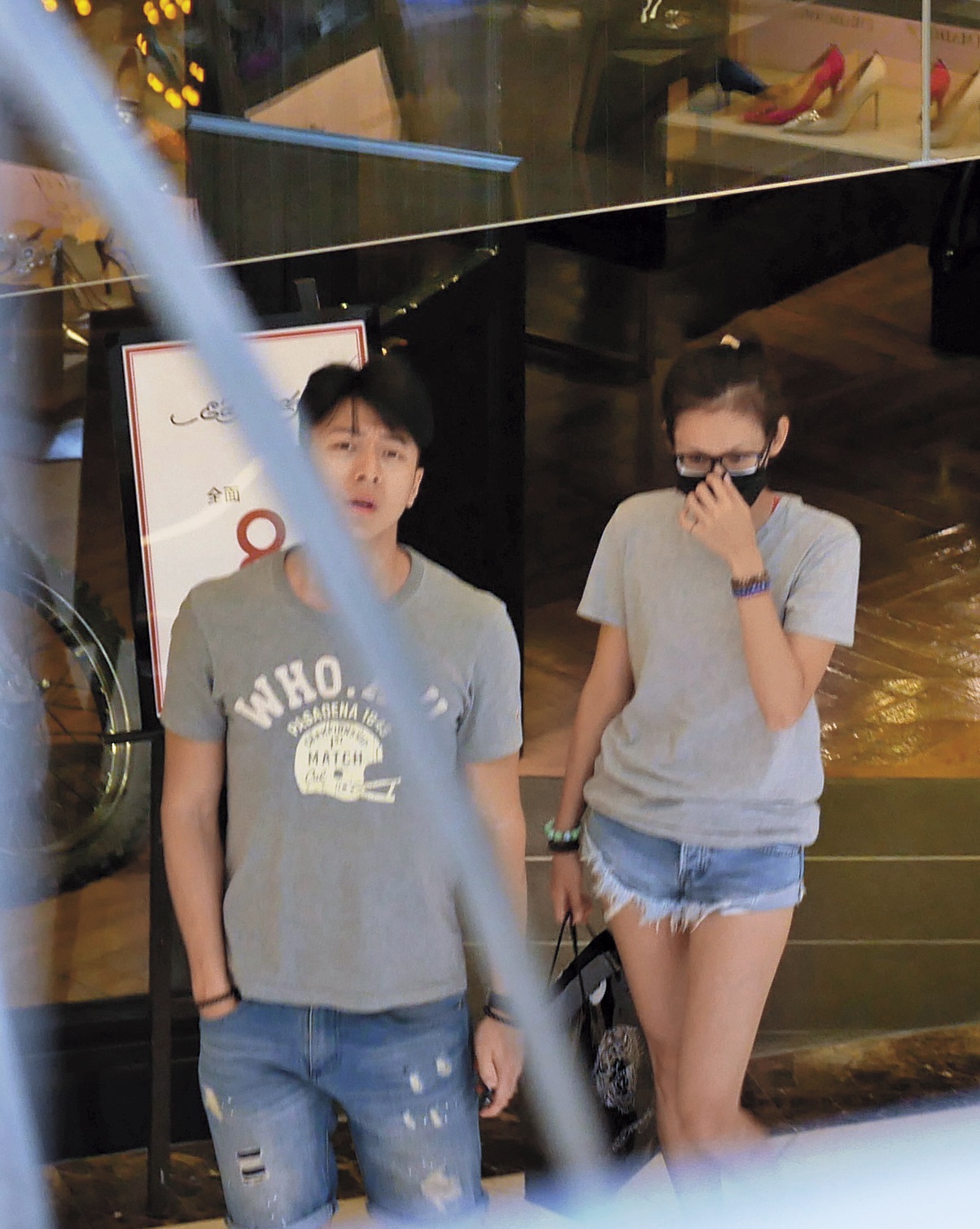 袁艾菲與緋聞男友低調逛街。