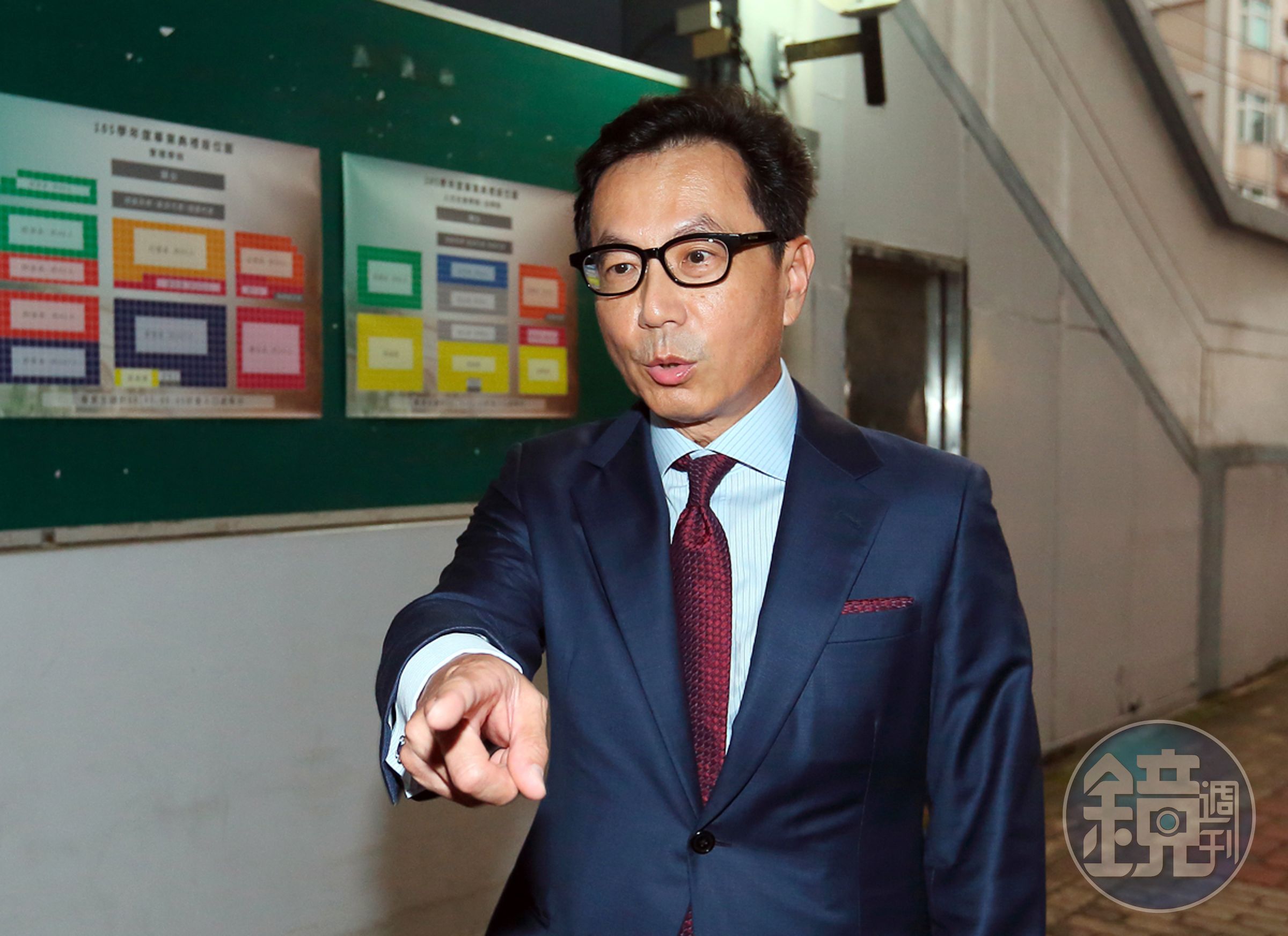 面對小股東提議讓亞太電信併購台灣大，蔡明忠回應與鴻海合作是天下掉下來的禮物，讓各界好奇兩家公司是否真的有可能合併。