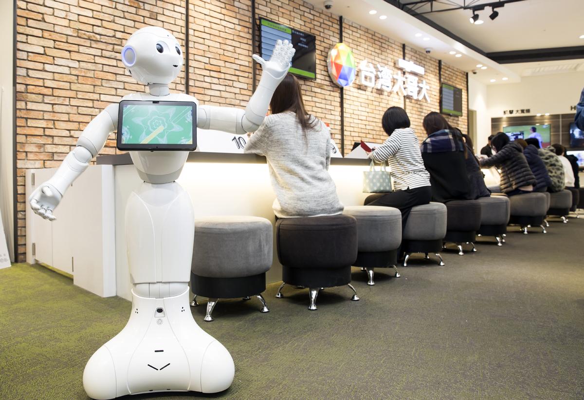 鴻海替軟銀代工的機器人Pepper,也進入台灣大門市成為行銷噱頭。