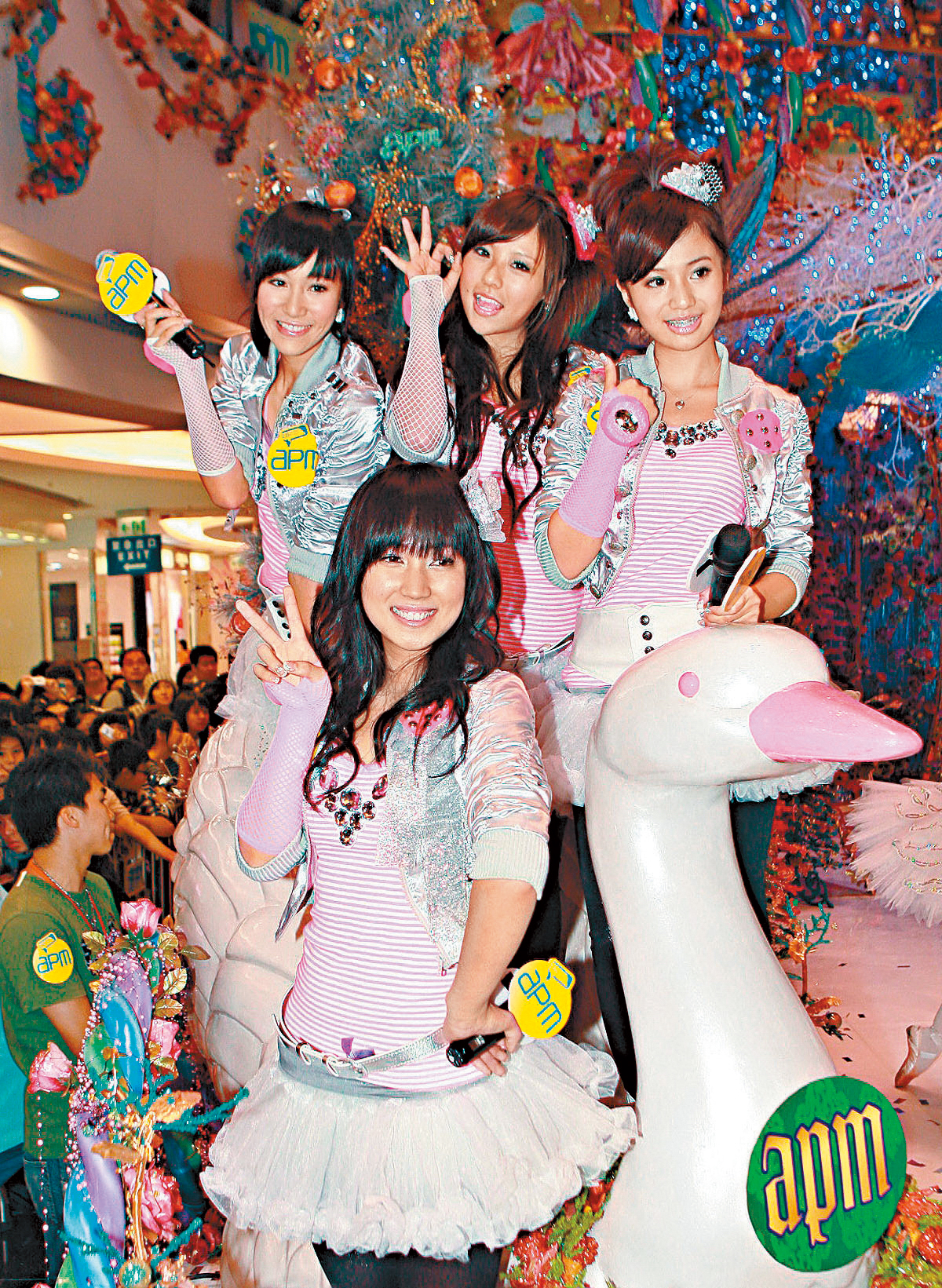 張甯兒(後排右起) 曾用之前的藝名小婕,與MeiMei、Apple及小薰等人組成女子團體黑Girl。(東方IC)