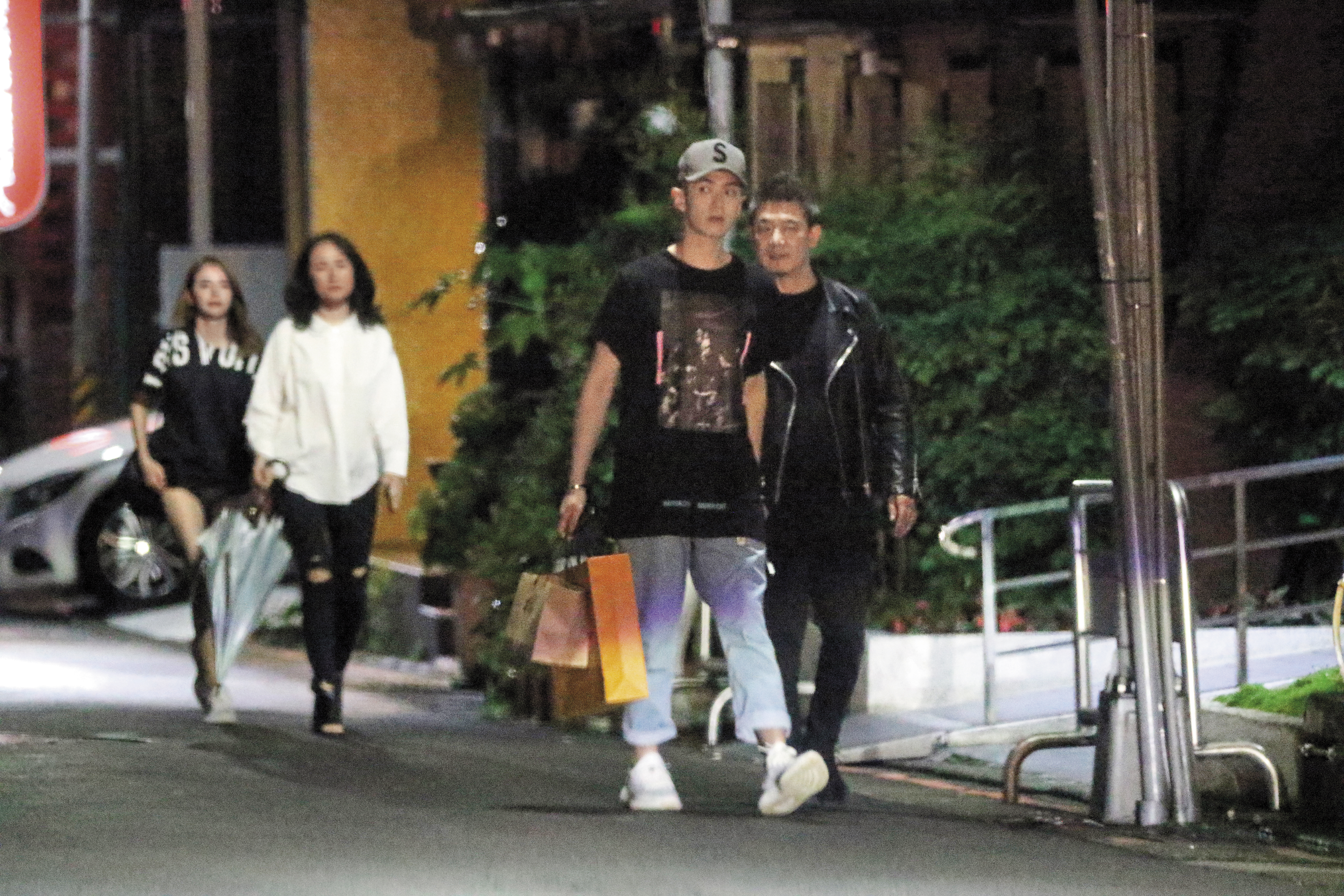 李毓芬因為一時低頭滑手機落後隊伍，但隨即跟上。照片上看來她的短褲超短。