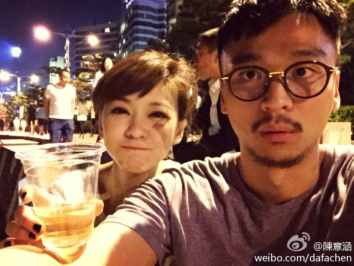 陳意涵認愛Tom（右）之後，表現落落大方，秀出合照曬恩愛，卻爆出男方劈腿。 （翻攝自陳意涵微博）