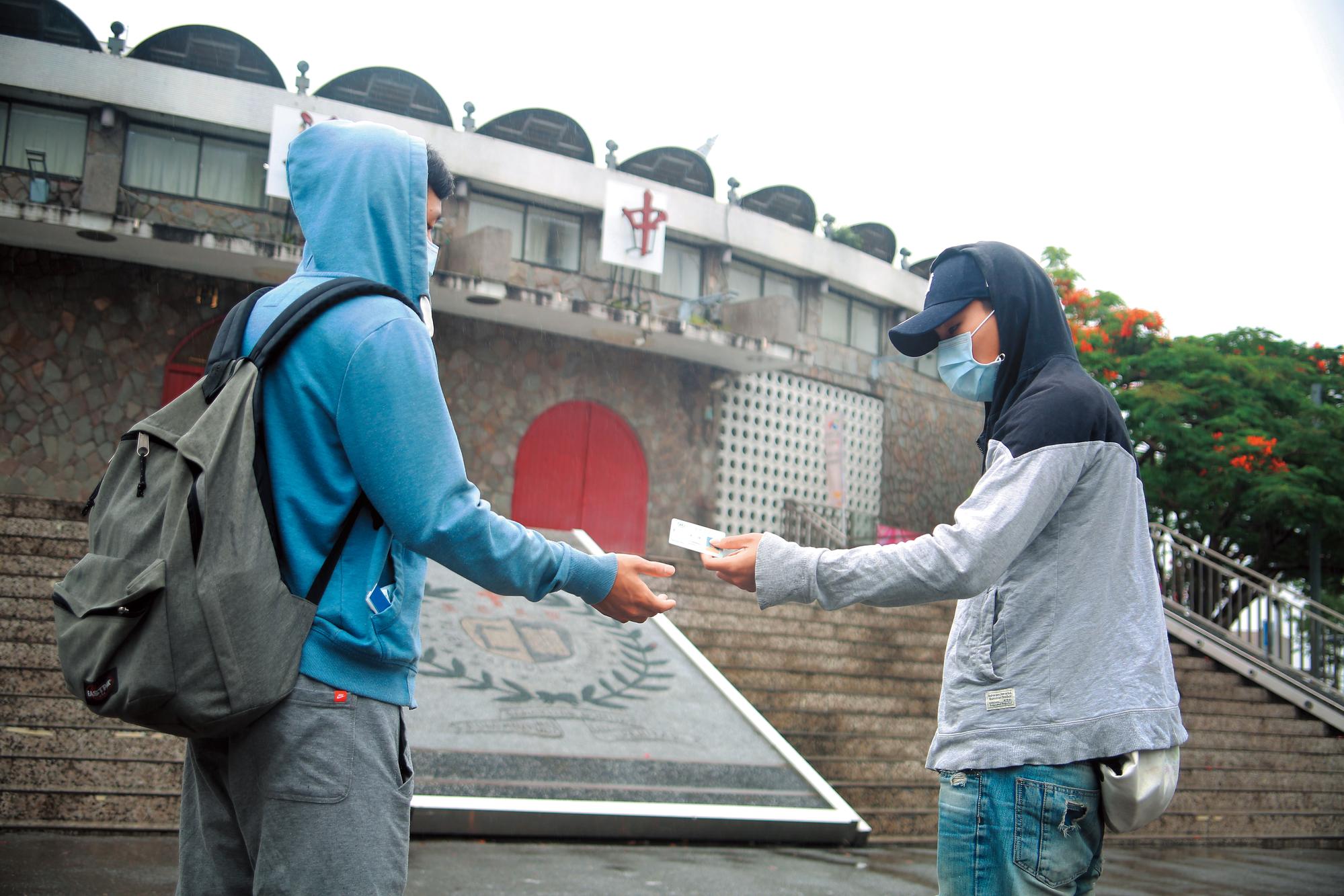 詐騙集團深入校園,涉世未深的學生將雙證件提供給「學長」辦門號,卻惹來無止境的麻煩。
