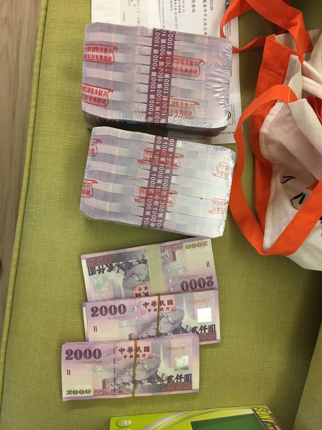 專案小組查獲犯罪集團的贓證物，其中還有大批現金。
