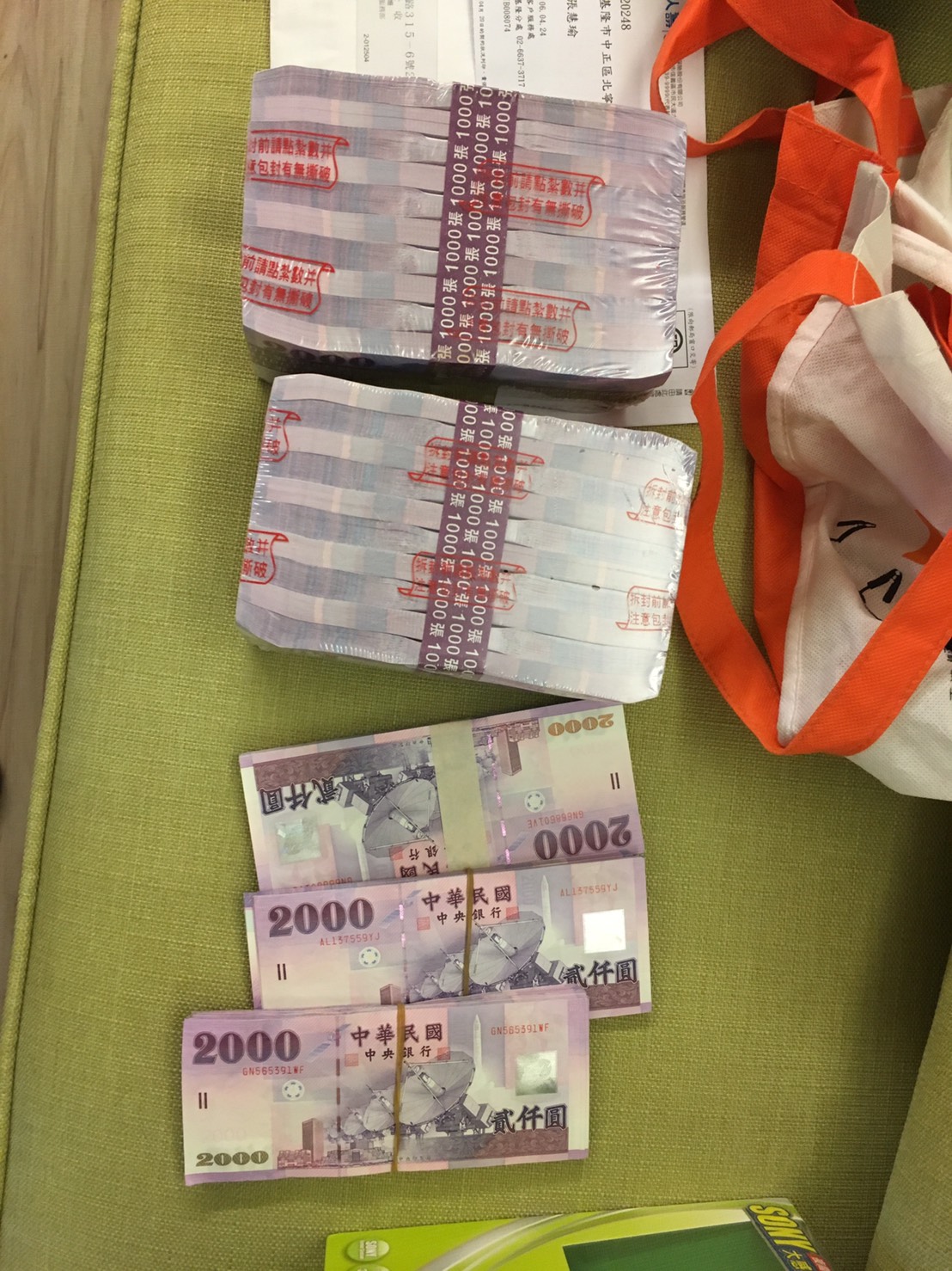 專案小組查獲犯罪集團的贓證物，其中還有大批現金。