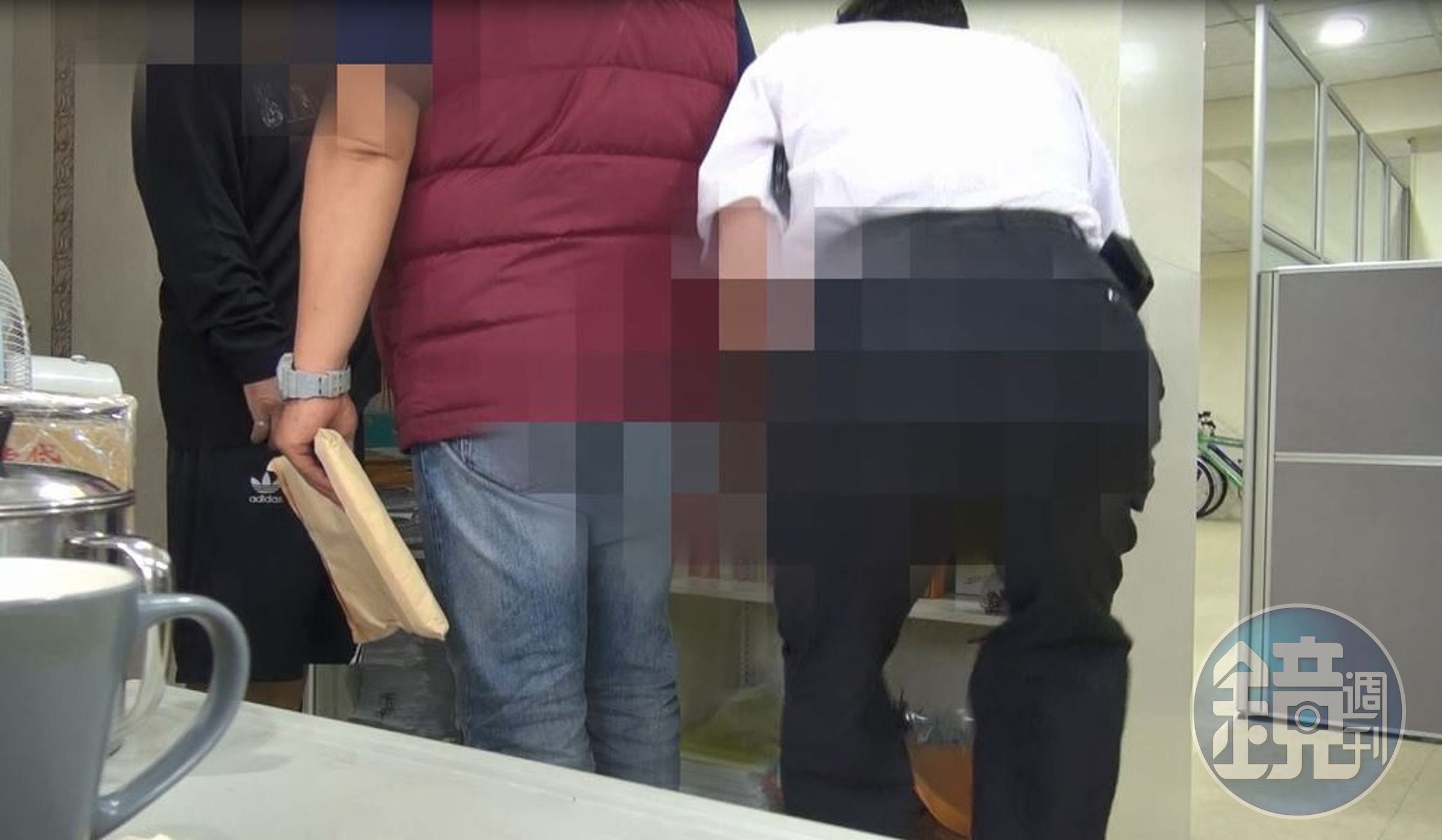 警方搜索金融犯罪集團的據點，搜出多本假帳冊。