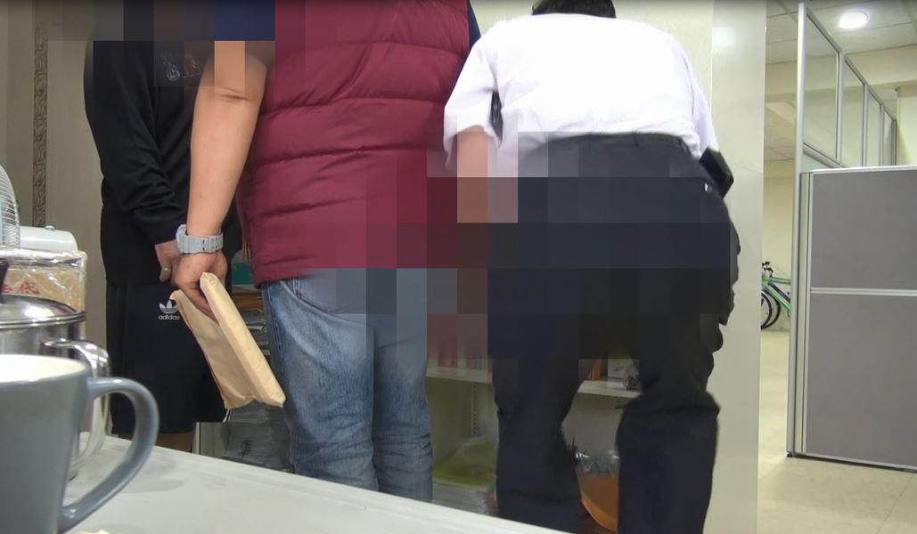 警方搜索金融犯罪集團的據點，搜出多本假帳冊。