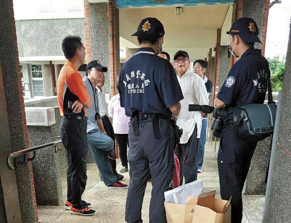 純樸的國小校園驚見白骨,到底是他殺還是意外,檢警不敢大意,到場採集證據。