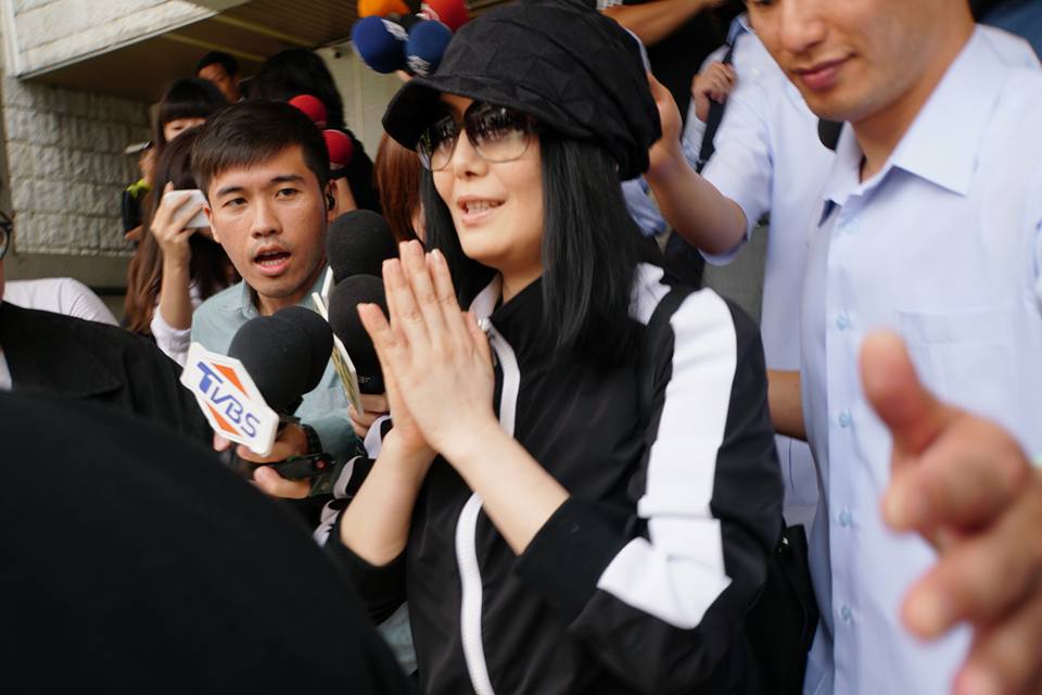 藝人「二姐」江蕙家中去年遭歹徒入侵，她以被害人身分出庭作證，勸被告認罪，歹徒遭判7年半。