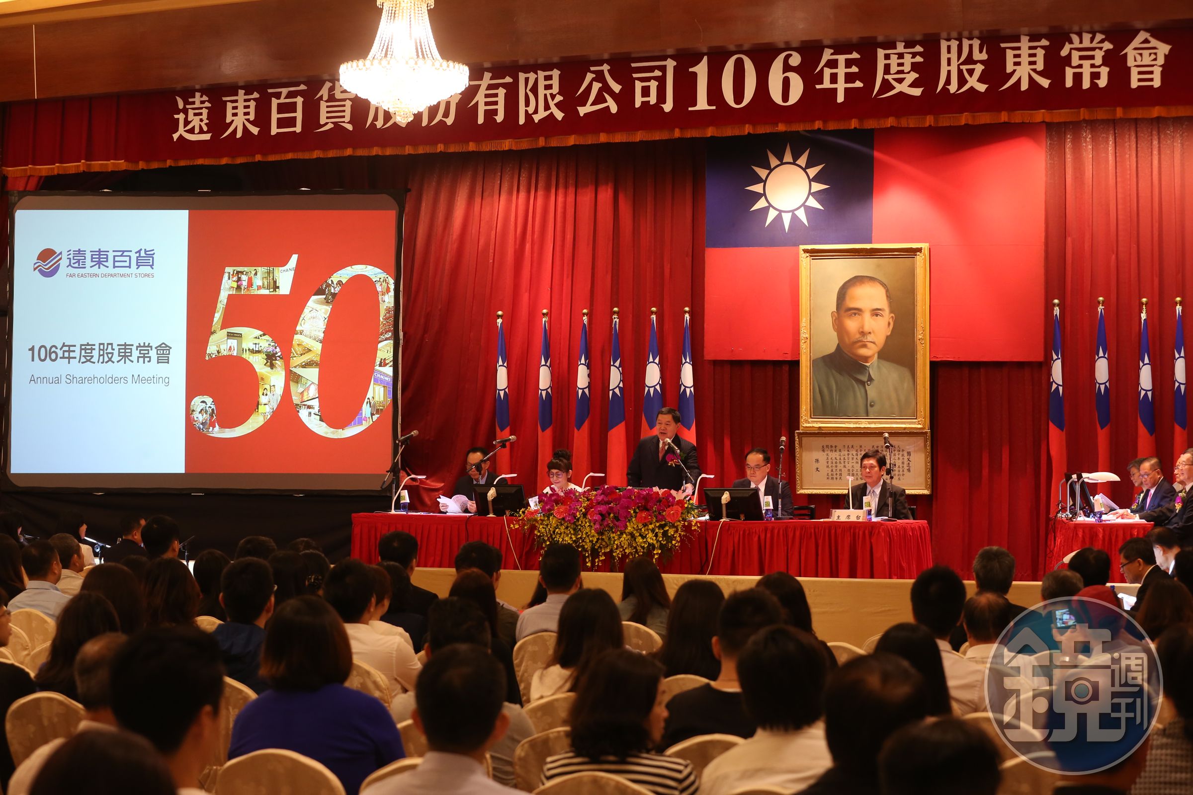 徐旭東對零售業前景看法樂觀，但現場媒體更專注亞泥相關議題。