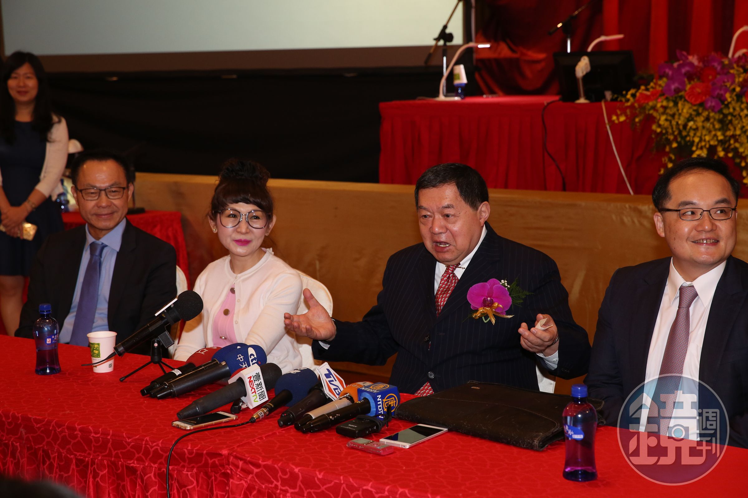 遠百董事長徐旭東（右二）、總經理徐雪芳（右三）20日帶領公司主管召開股東會。