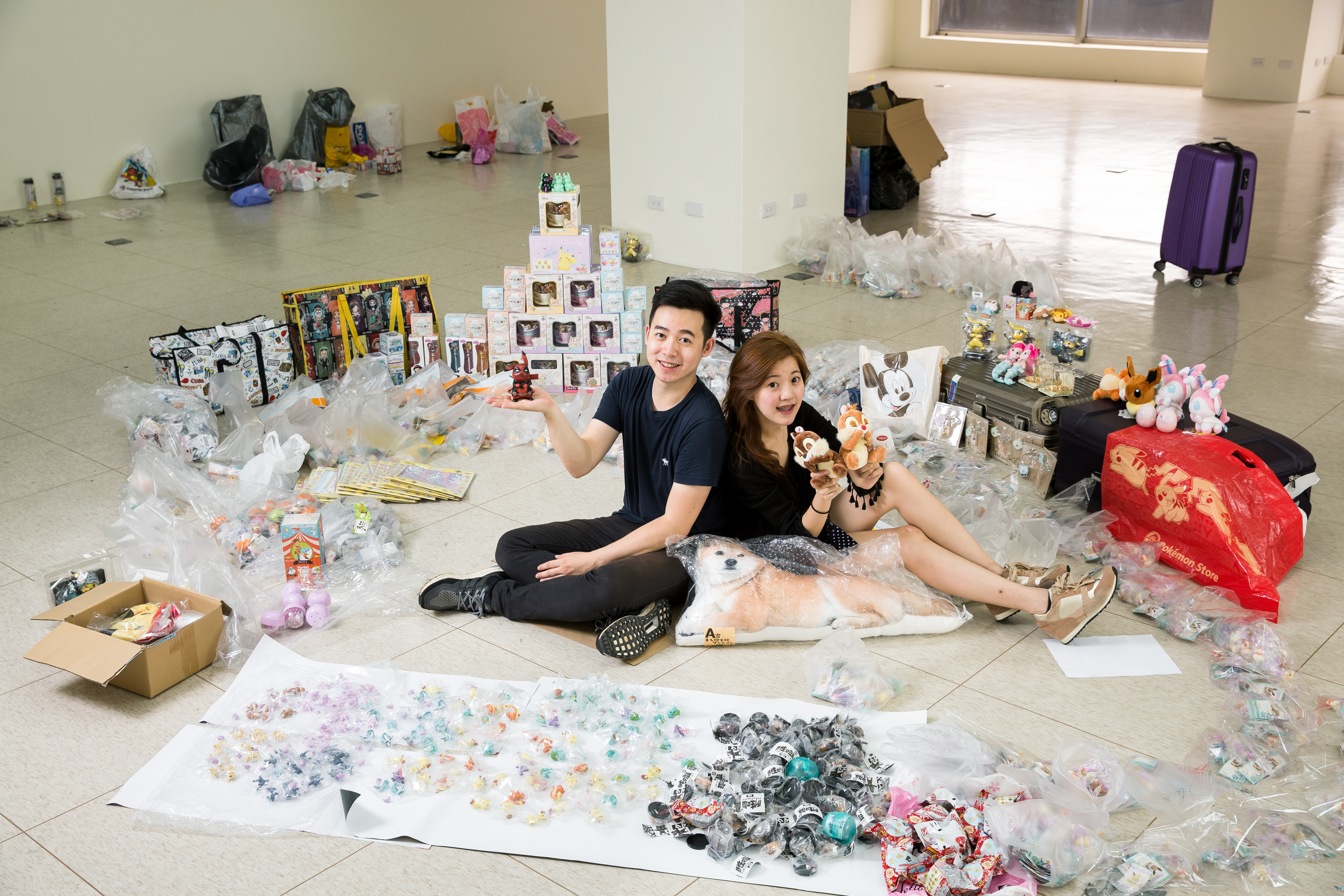 8年級情侶檔阿哲（左）、小倩（右）無心插柳，從扭蛋迷到去年8月自行創業赴日代轉「扭蛋」。