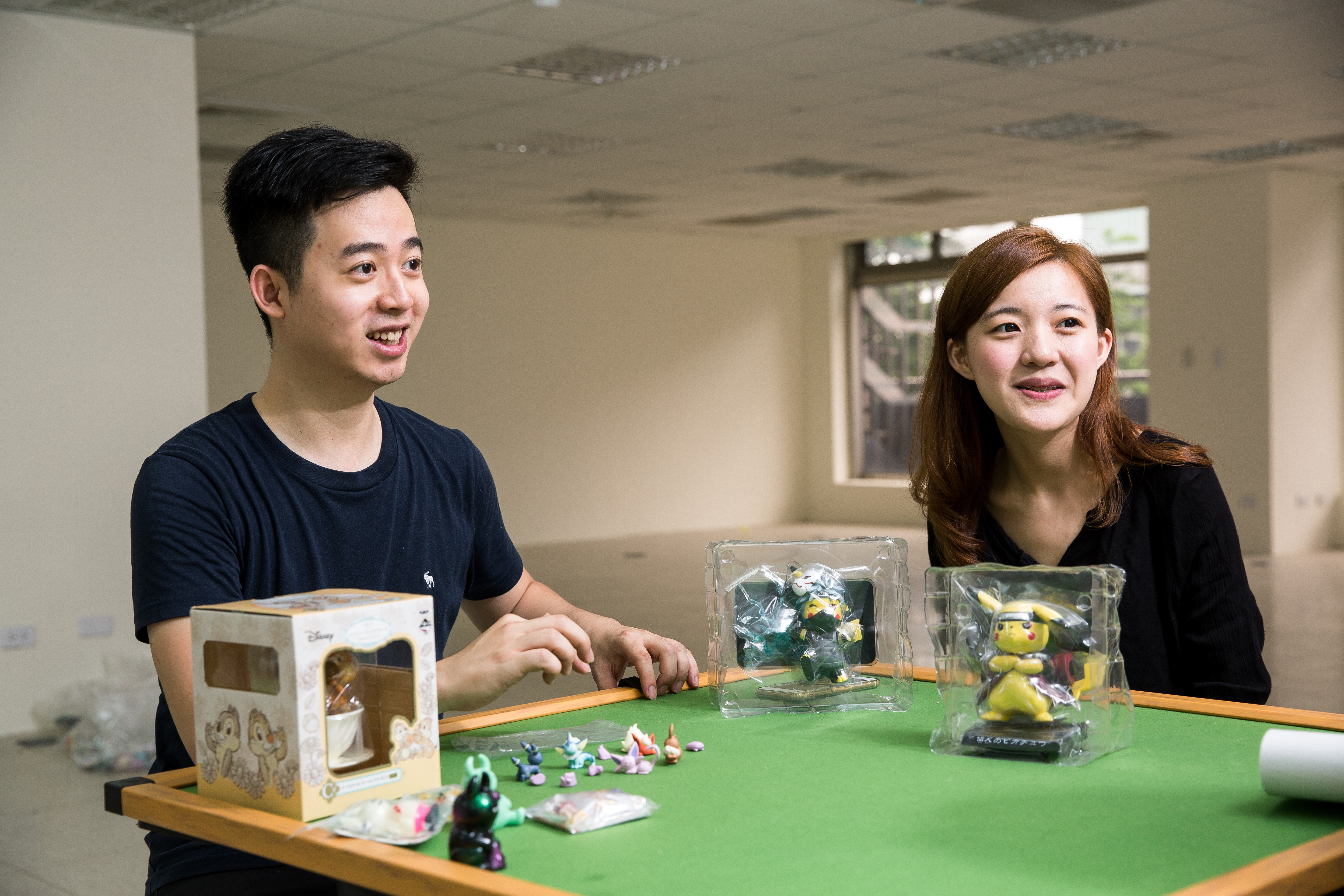 8年級情侶檔阿哲（左）、小倩（右），從扭蛋迷到去年8月自行創業赴日代轉「扭蛋」。