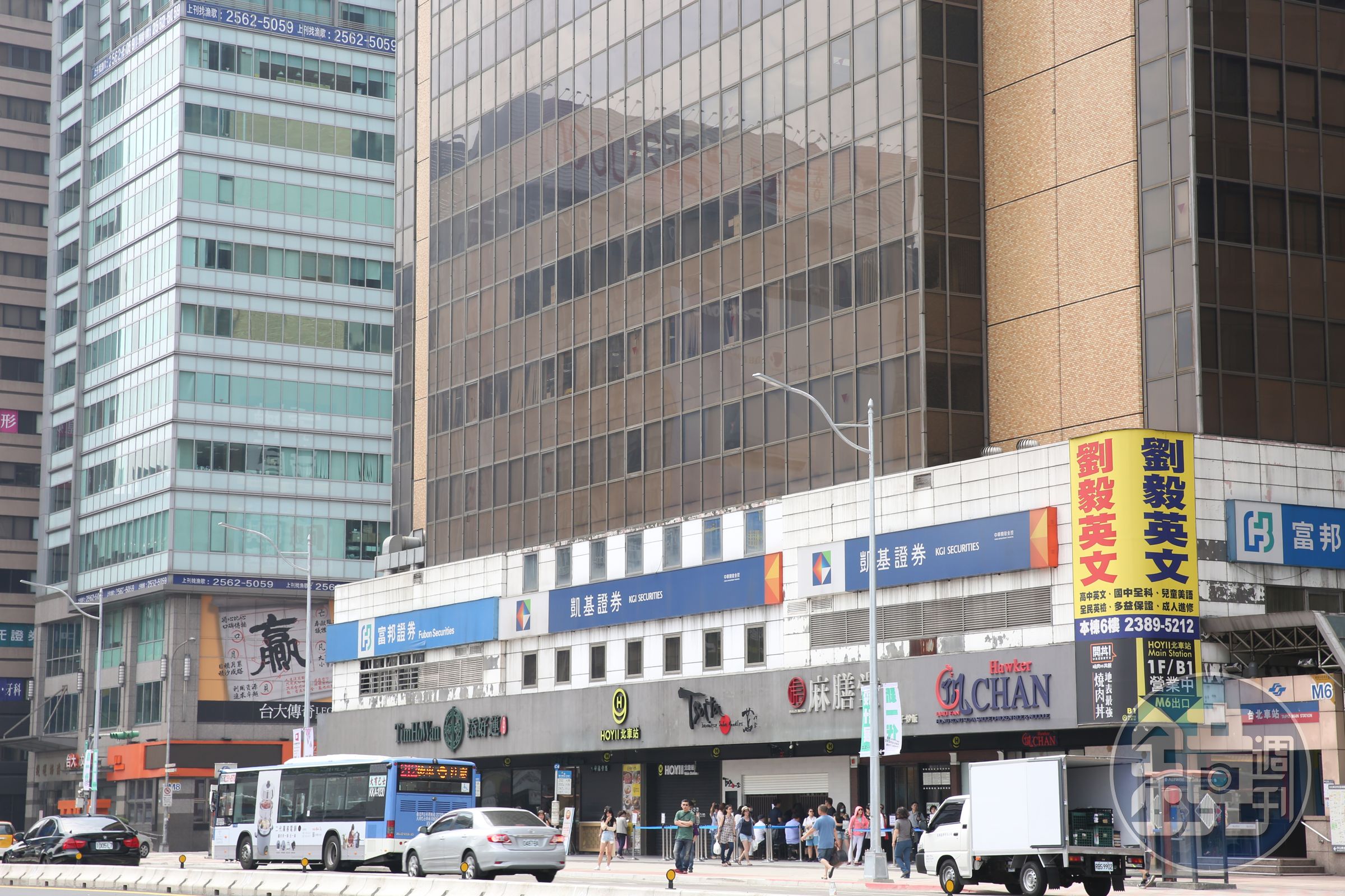 忠孝西路一段上的壽德大樓商場，位處黃金地段、交通樞紐，每日人流量約70萬人，也是和億能代理添好運的關鍵因素。