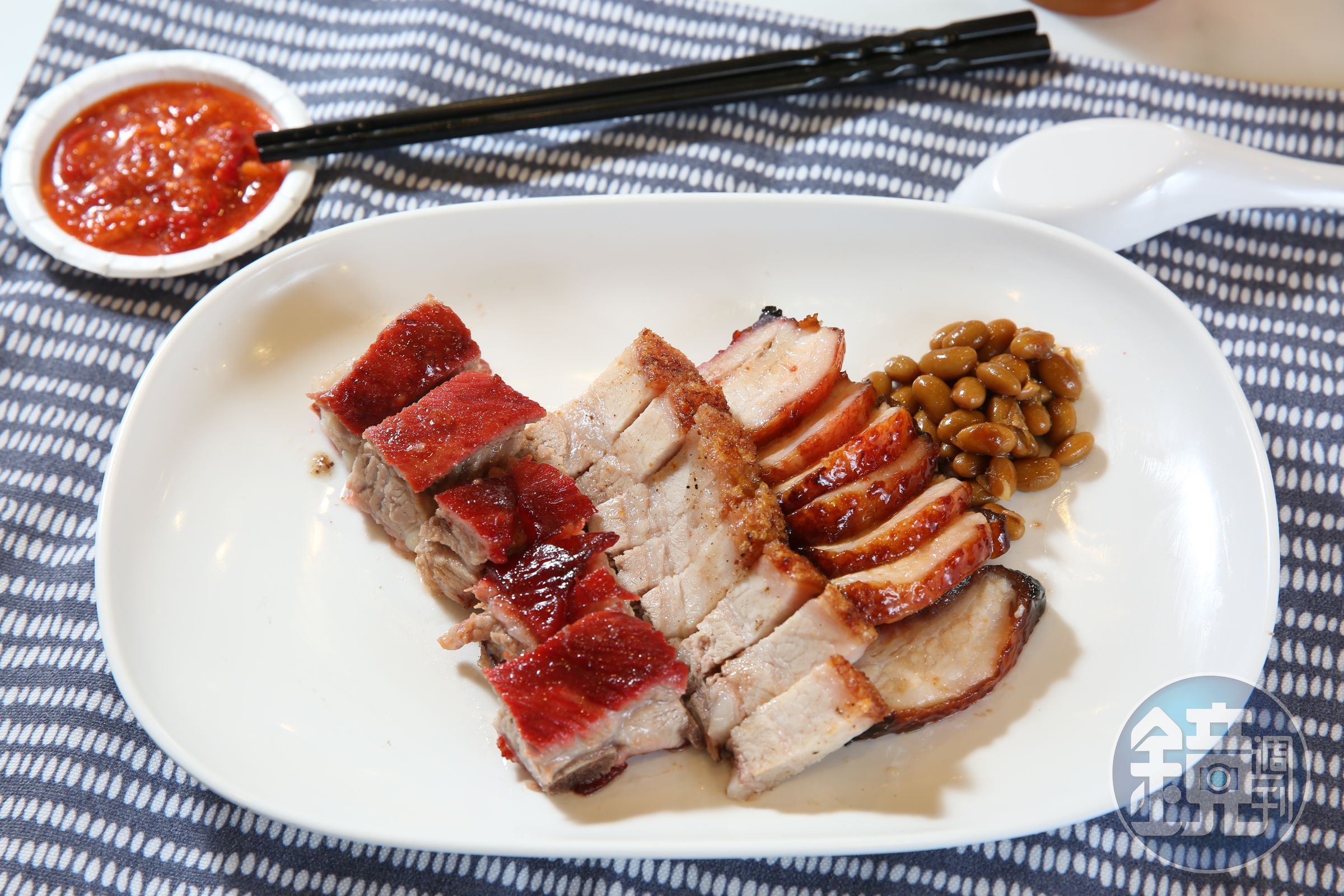 了凡的招牌菜色中，特色三拼包含叉燒、排骨和燒肉，滋味濃郁微甜。（290元）