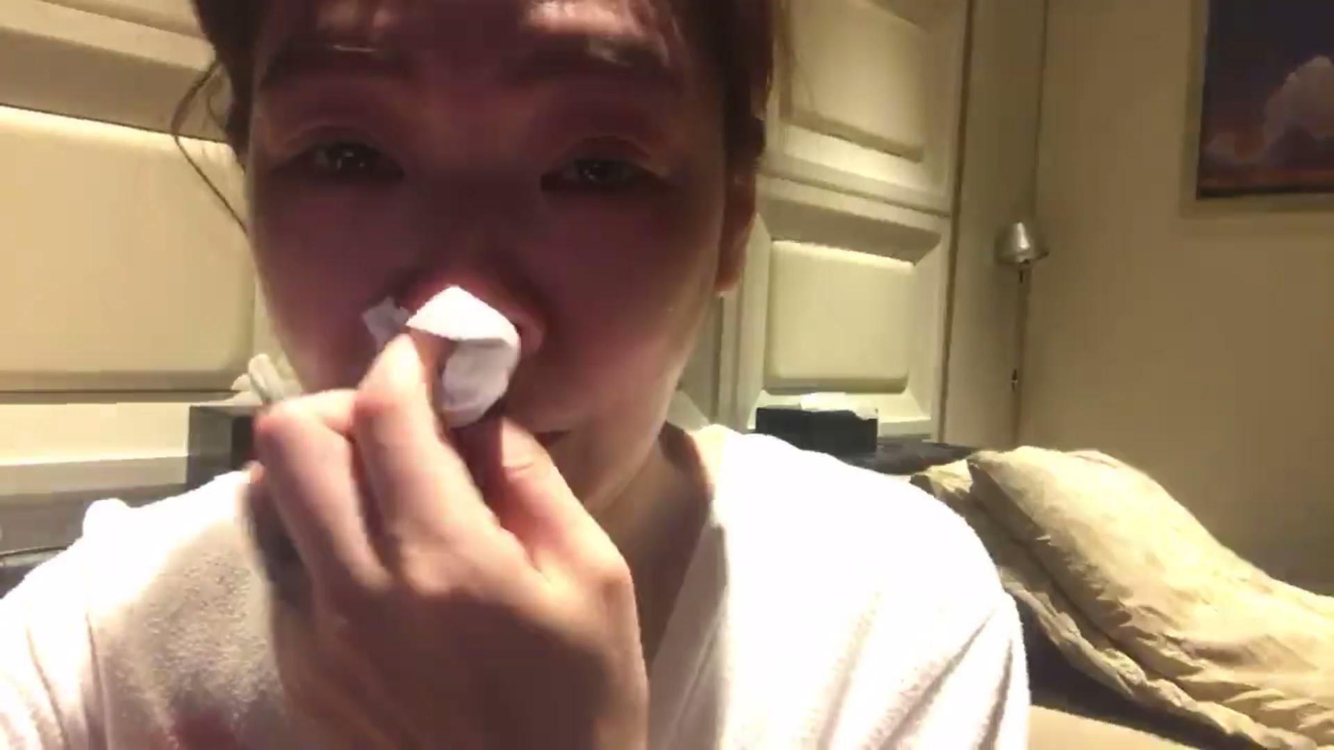 小S哭到鼻涕直流，情緒相當激動，感覺喝了不少酒。（翻攝自小S臉書）
