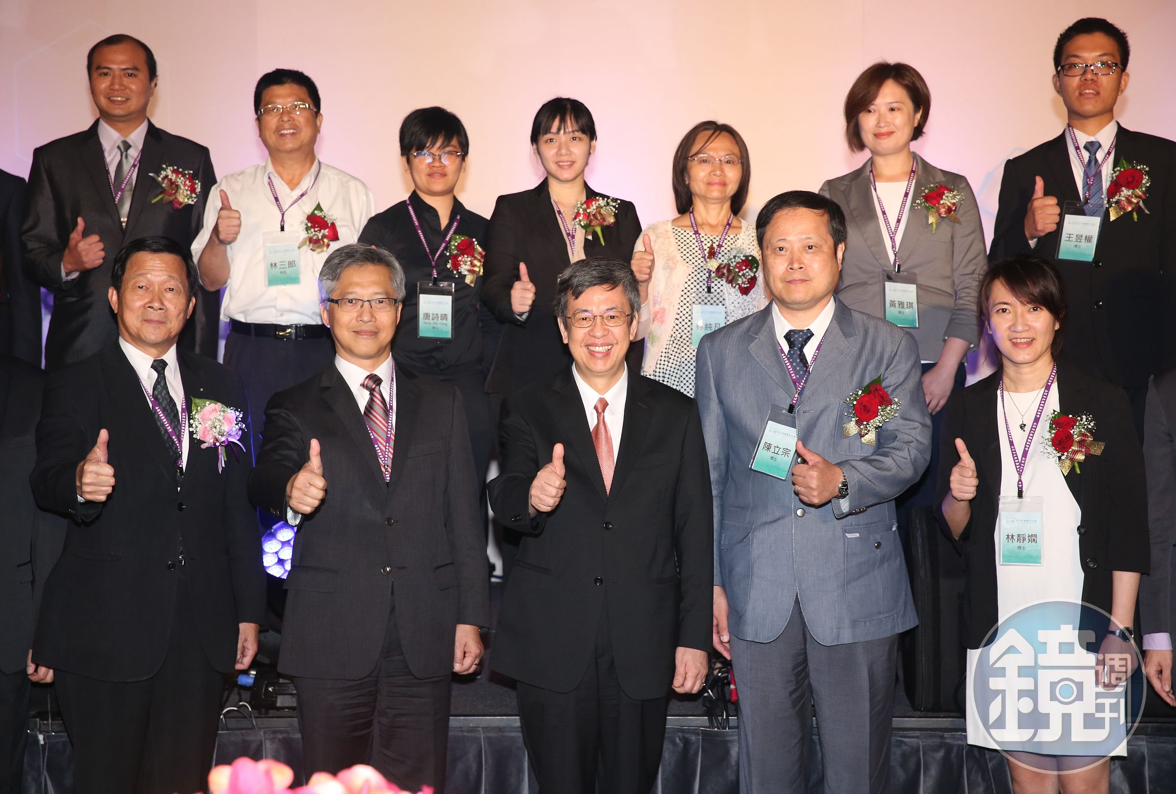 生醫聯盟成立時，副總統陳建仁（前排中）親自出席，據傳這聯盟就是由他請託同門師弟張鴻仁成立。（總統府提供）