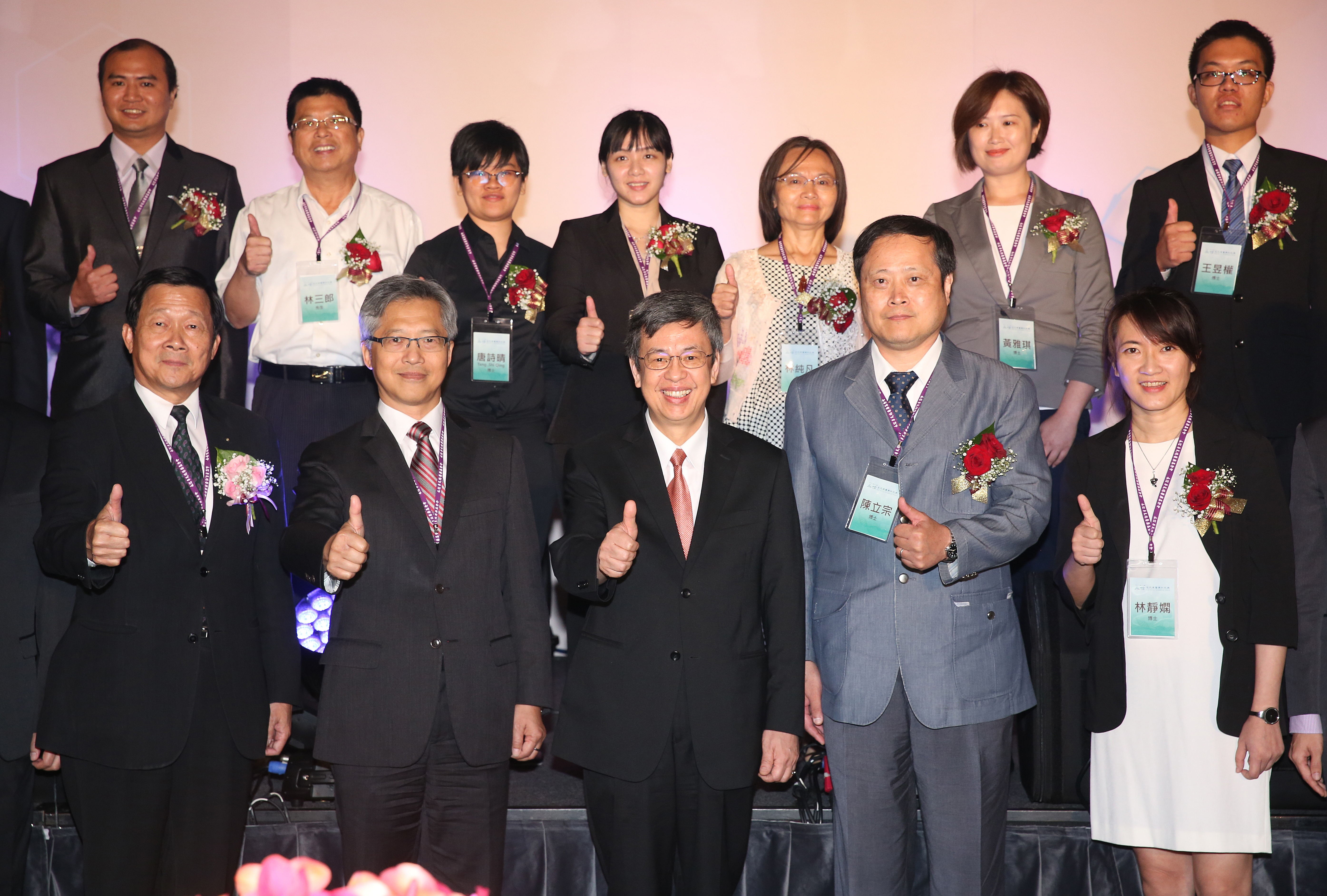 生醫聯盟成立時，副總統陳建仁（前排中）親自出席，據傳這聯盟就是由他請託同門師弟張鴻仁成立。（總統府提供）