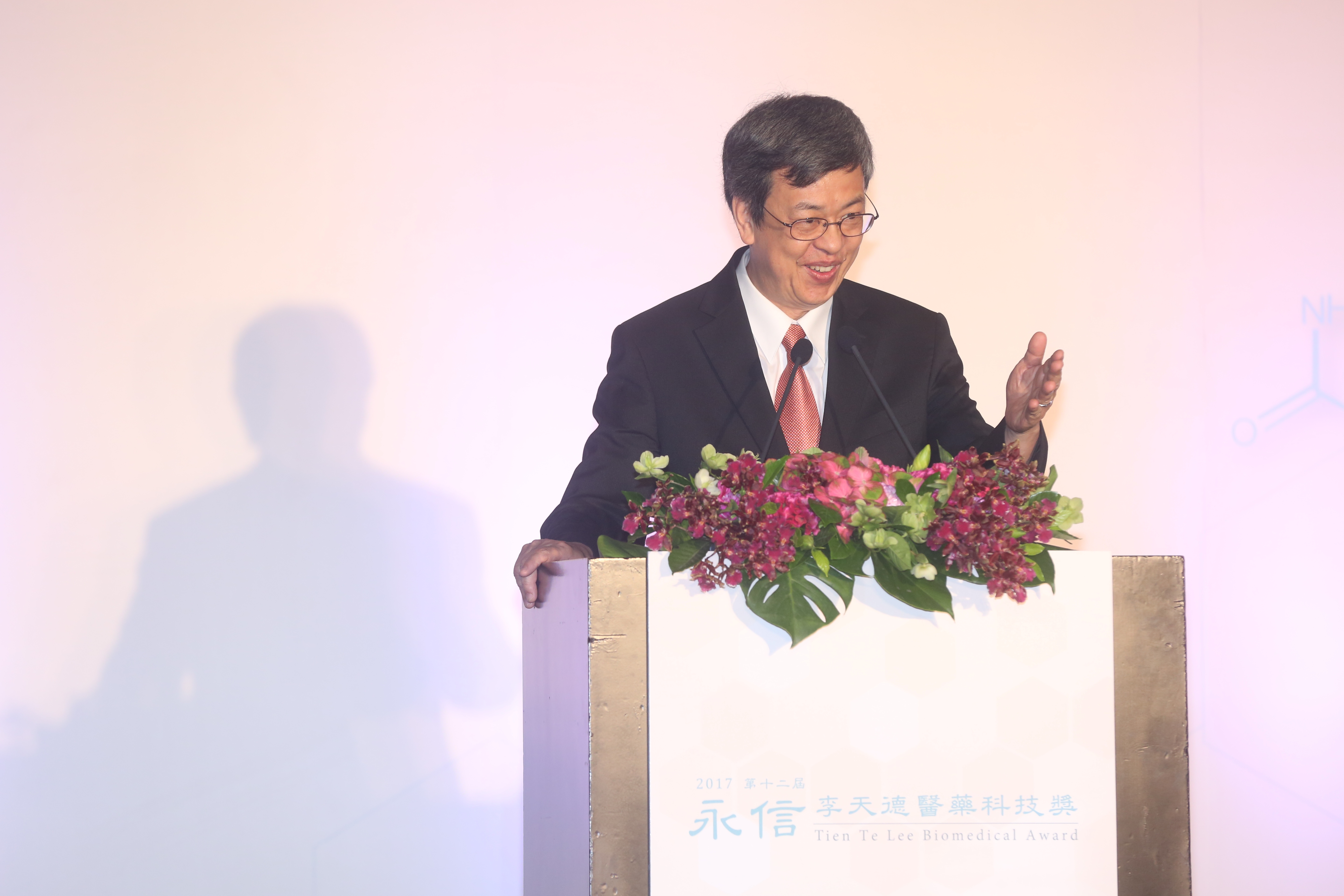 生策會與政府溝通不順，副總統陳建仁跳下來，請同門師弟張鴻仁另組生醫聯盟當民間窗口。