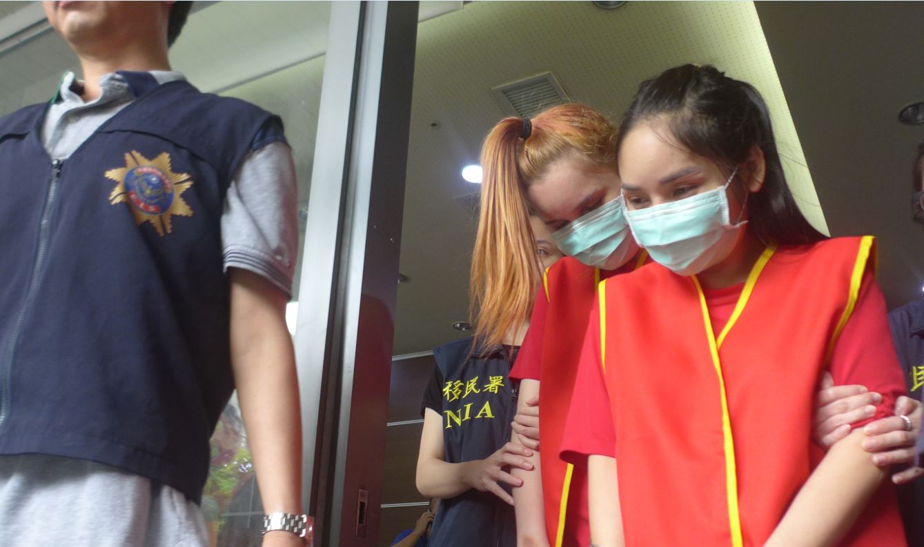 警方一口氣逮補11名黑幫成員、21名應召女子。