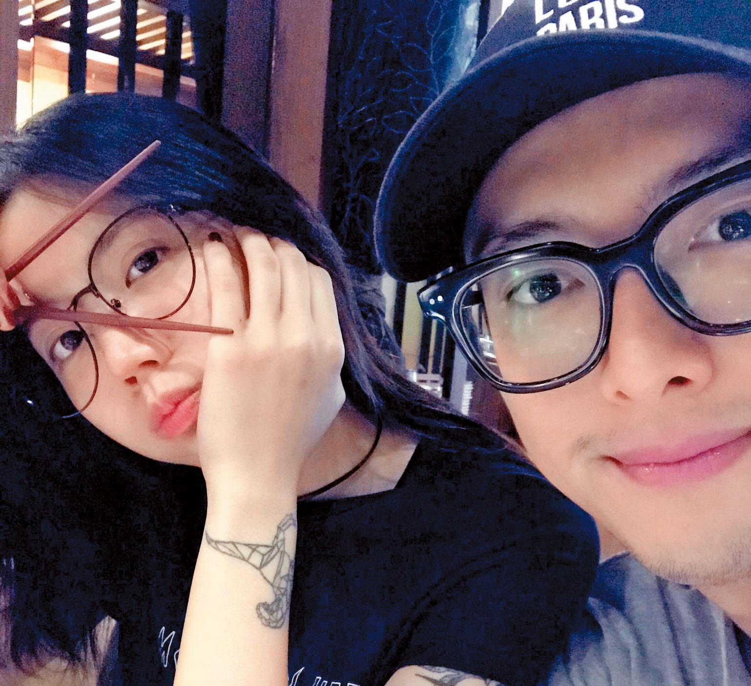 《大學生了沒》的班底Alex（右）被指介入鼓鼓與陳艾琳（左）的感情，陳艾琳為此替他抱屈。