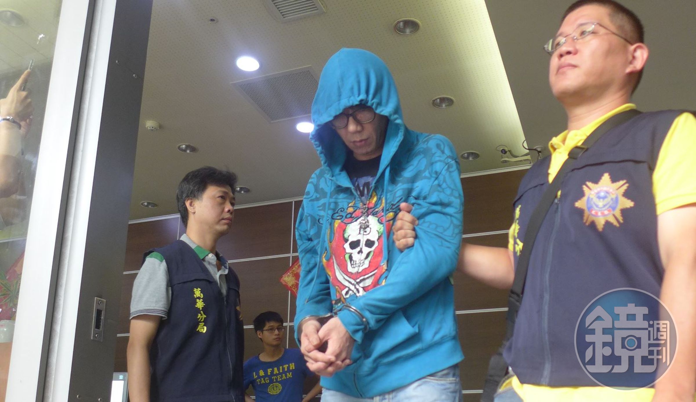 天道盟大哥周士凱曾因為經營應召站躲避警方查緝潛逃大陸，遭刑事局引渡回台受審。