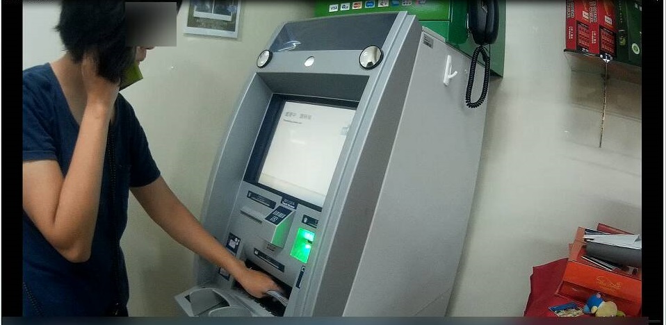 賴姓女子緊張的依照詐欺集團指示操作ATM提款機。