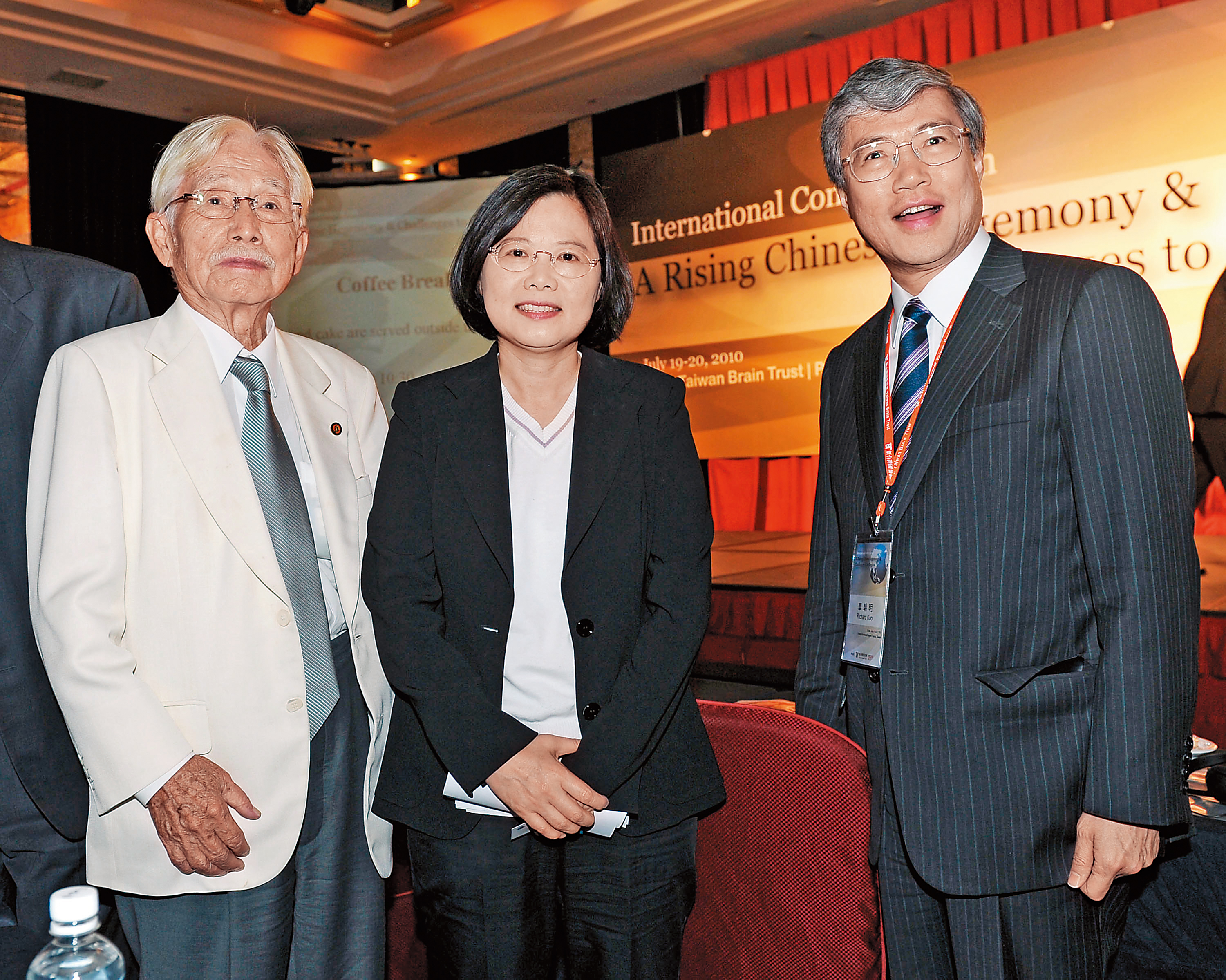 北京派人請辜寬敏之子辜朝明安排辜寬敏在東京見面,辜寬敏將會面結果轉告總統蔡英文。圖為2010年,時任民進黨主席的蔡英文出席新台灣國策智庫國際研討會。(中央社)