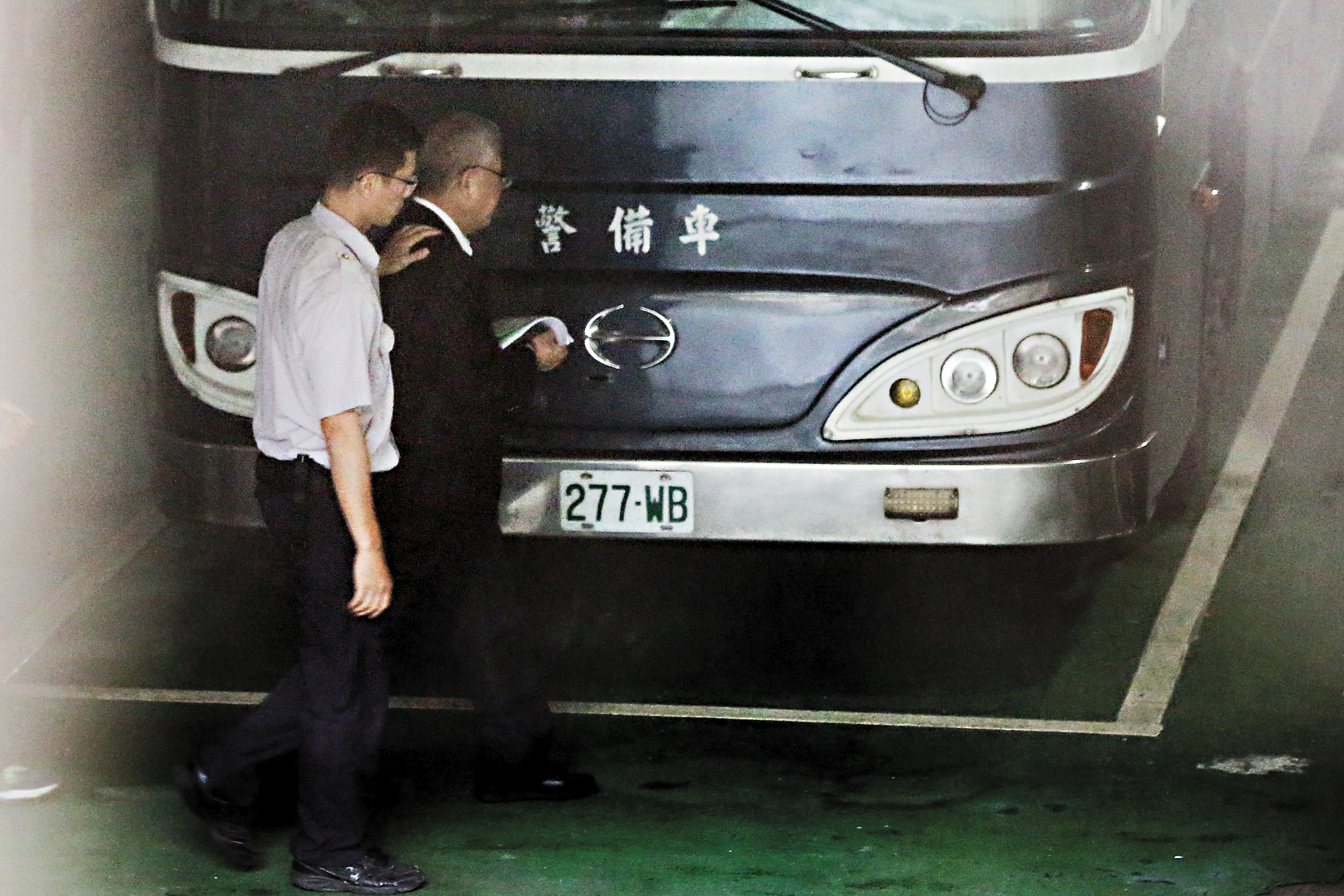 永豐餘集團董座何壽川涉違法放貸50多億元，雙手被上銬送上囚車，押往台北看收所羈押。