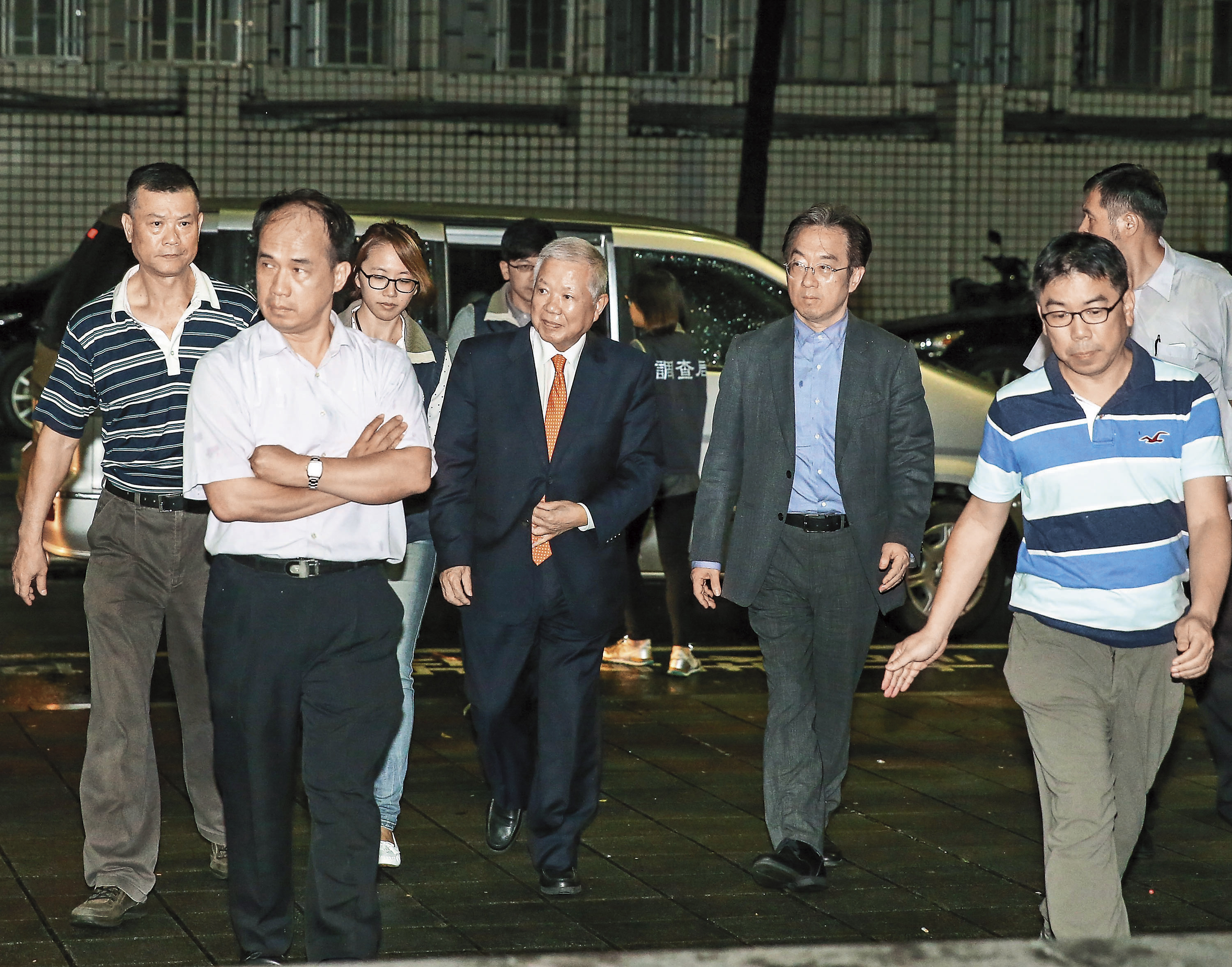 調查局訊問後，將何壽川移送北檢複訊，不少永豐餘老臣在旁護駕。（ 中央社）