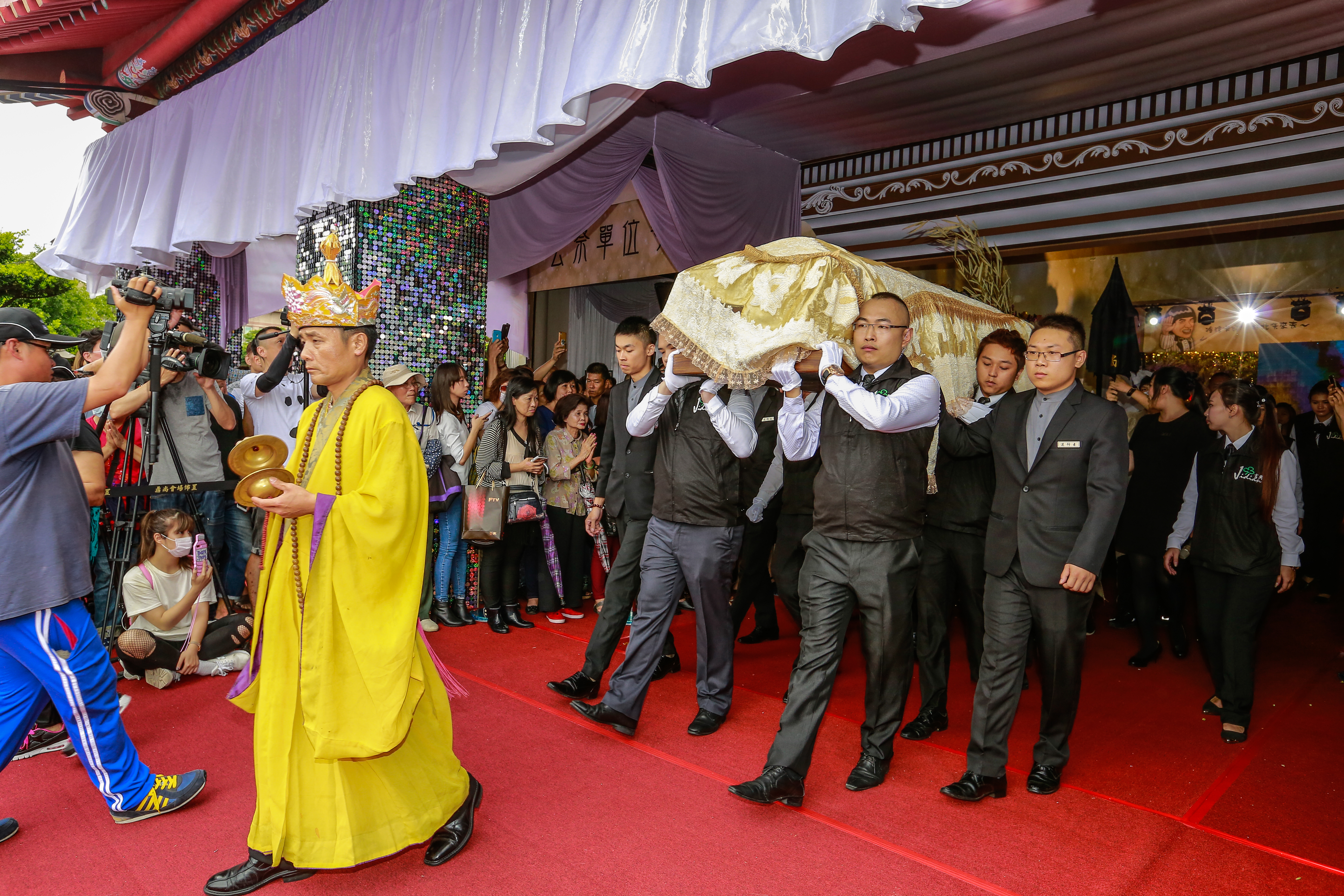 告別式後,豬哥亮的棺木被抬出,準備開始遶境並火花。