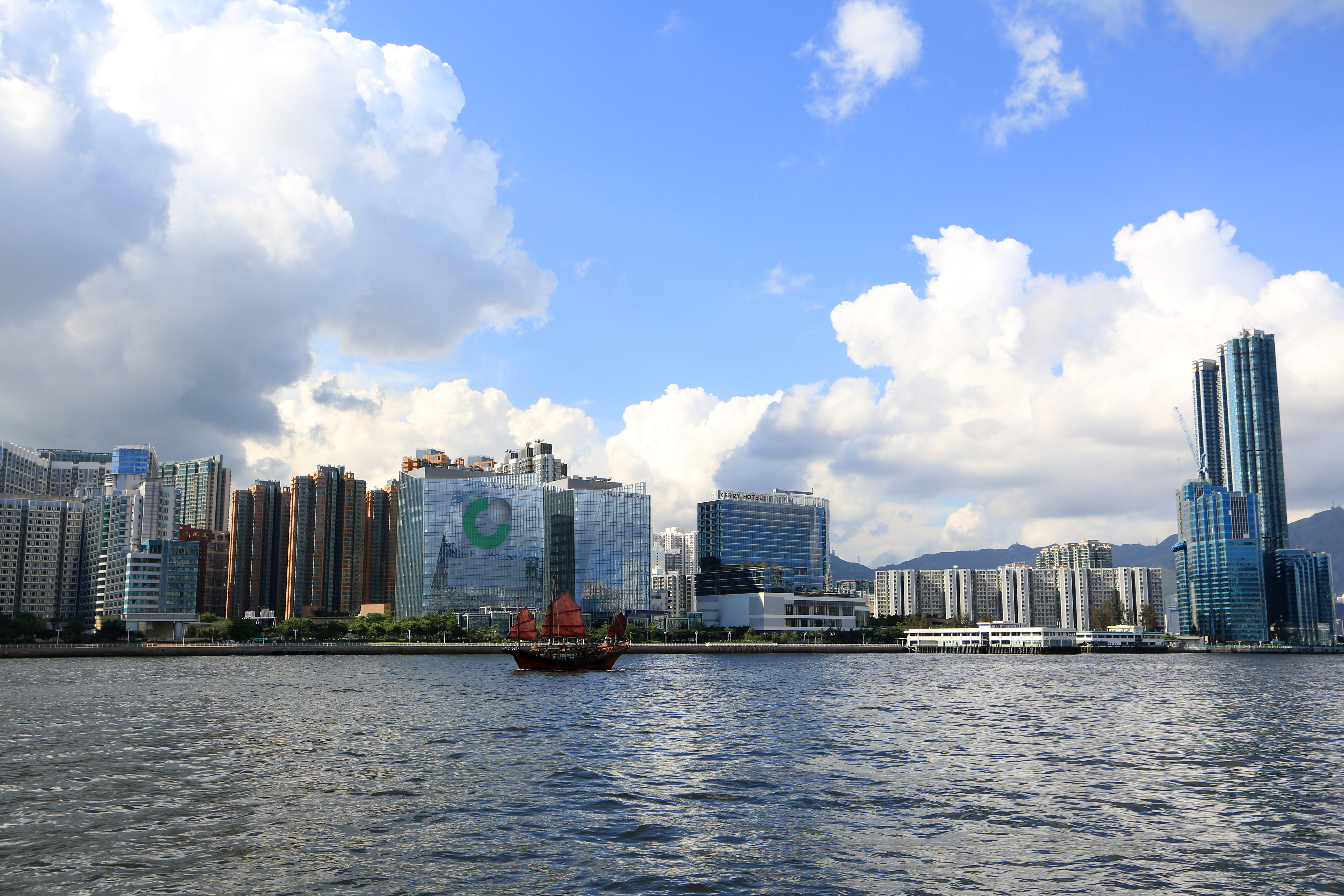 紅磡是九龍的老區，但過去因交通不便，始終僻處一隅，直到去年地鐵通車，「香港嘉里酒店」也在海邊拔地而起，成了九龍的新亮點。