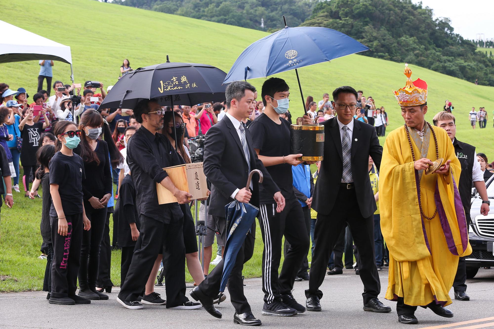 謝順福帶領豬哥亮子女在擁恆文創園區參與下葬儀式，豬哥亮的骨灰由小兒子謝佑昀捧著。