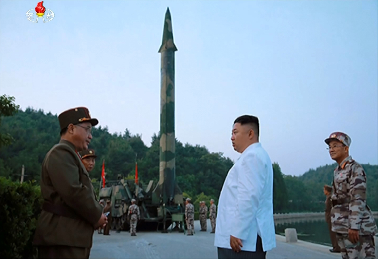 當地時間2017年5月30日，北韓《勞動新聞》報導金正恩參觀了引進精確操縱系統的彈道導彈試射。（東方IC）   