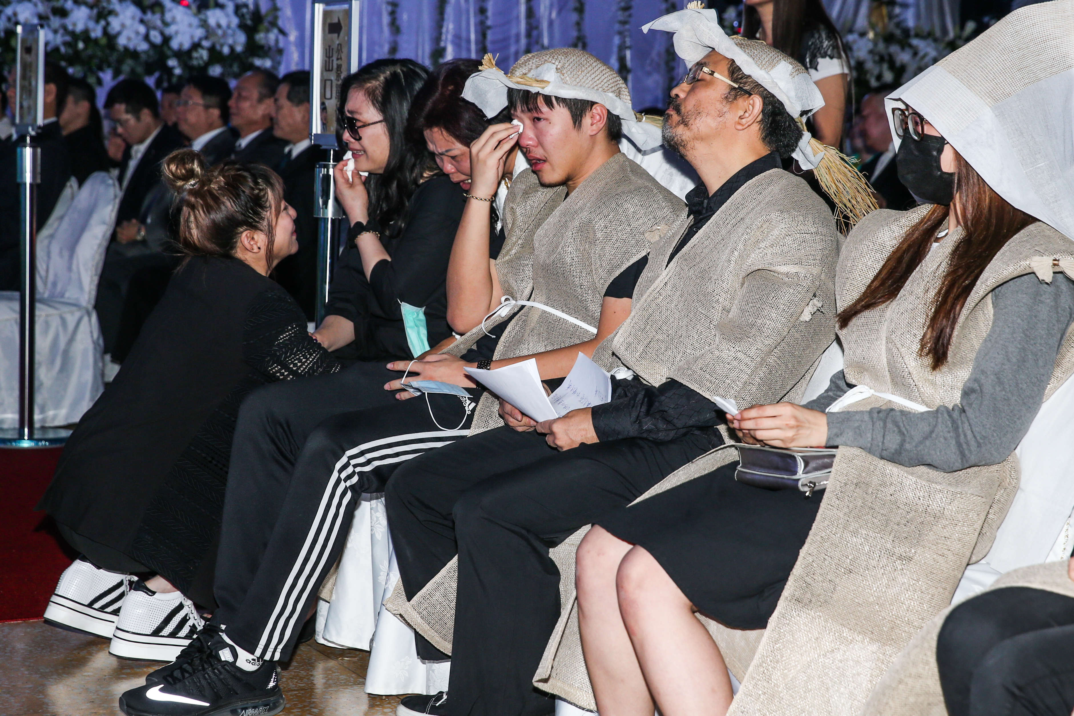 謝佑昀與父親感情深厚，告別式上見到豬哥亮生前的影片不斷拭淚。