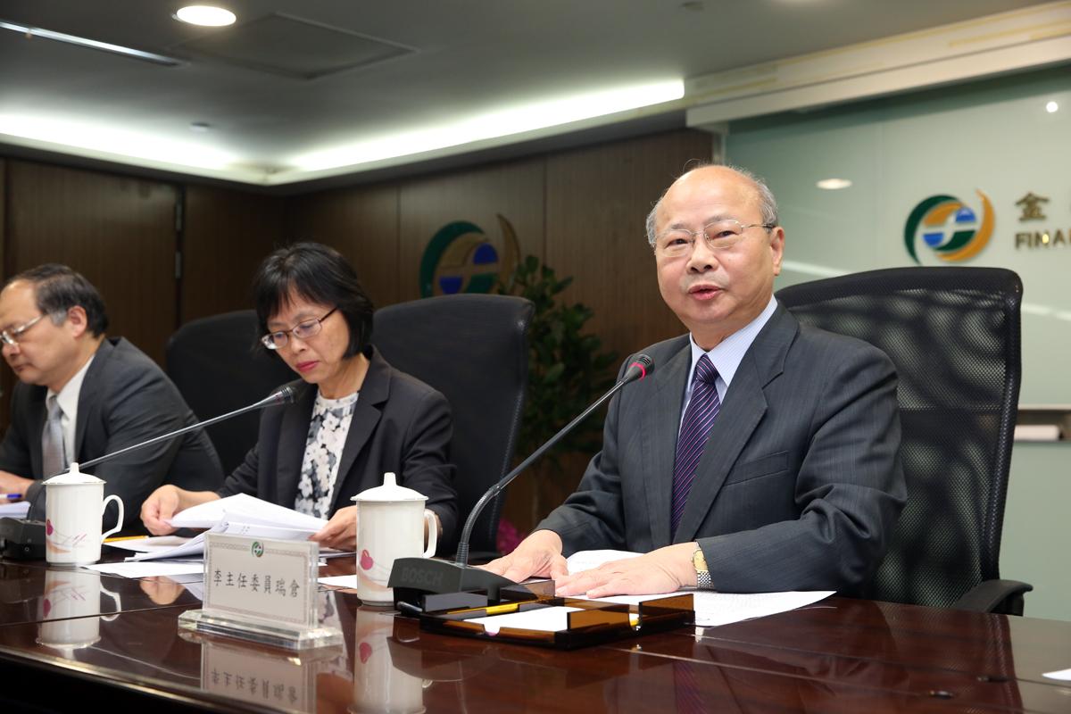 金管會週一由主委李瑞倉對外宣布,拔除何壽川董事職務。