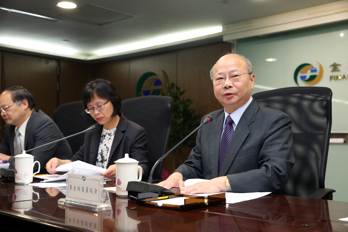 金管會週一由主委李瑞倉對外宣布，拔除何壽川董事職務。