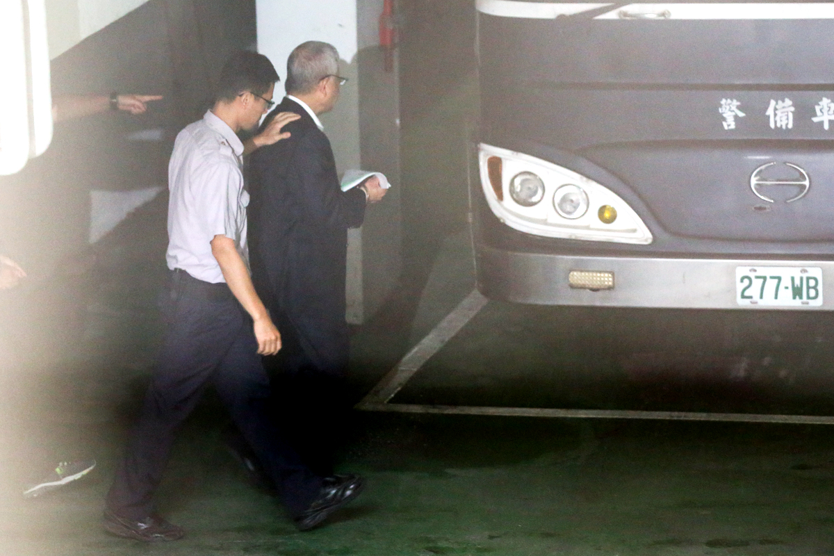 何壽川因三寶案被收押後，何家面對誰接班永豐金的難題。