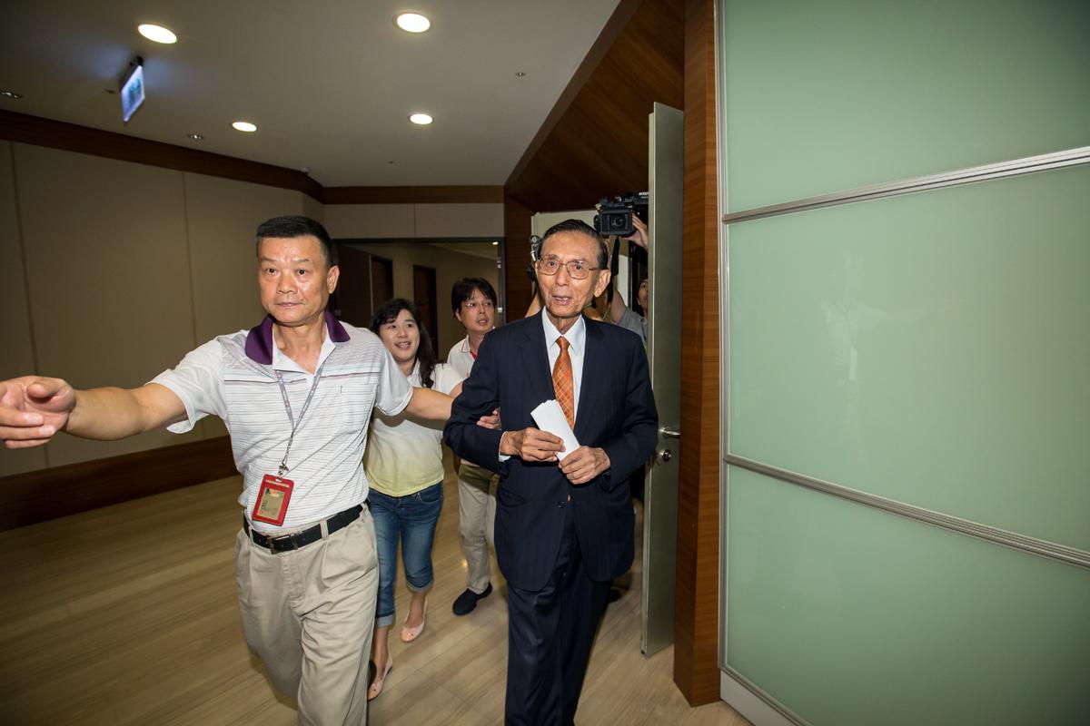 永豐餘何家緊急找邱正雄(右)暫代永豐金董事長。