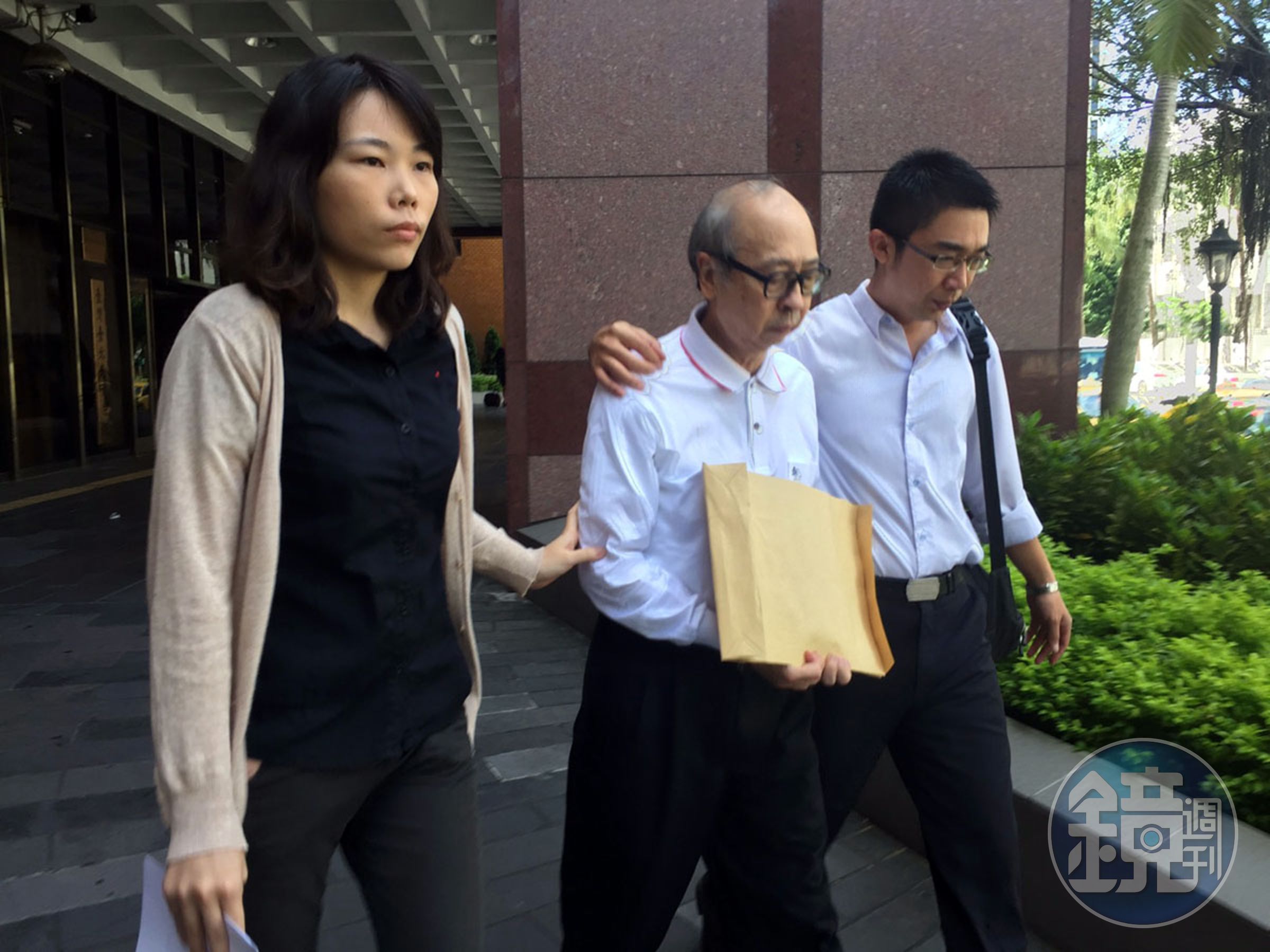 在鼎興牙材詐貸案，前永豐銀董事何宗達因未申報與鼎興負責人何宗英（中）的關係，導使永豐金蒙受3至4億元損失，也造成永豐何家內鬨。（中央社））