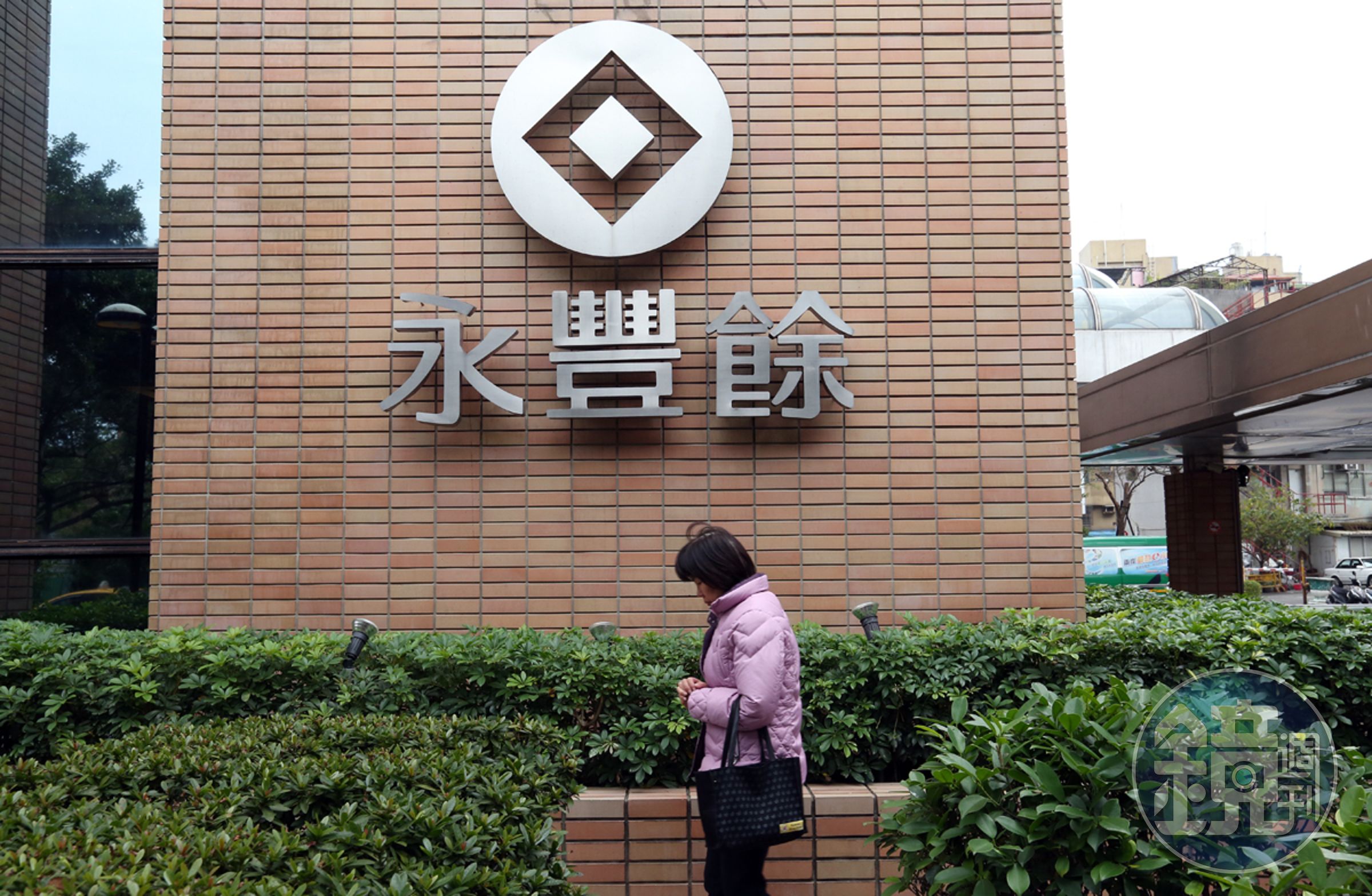 永豐餘集團由何家三兄弟共同創立，第二代何壽川接棒後，開始面臨內部管理及家族內鬨等挑戰。