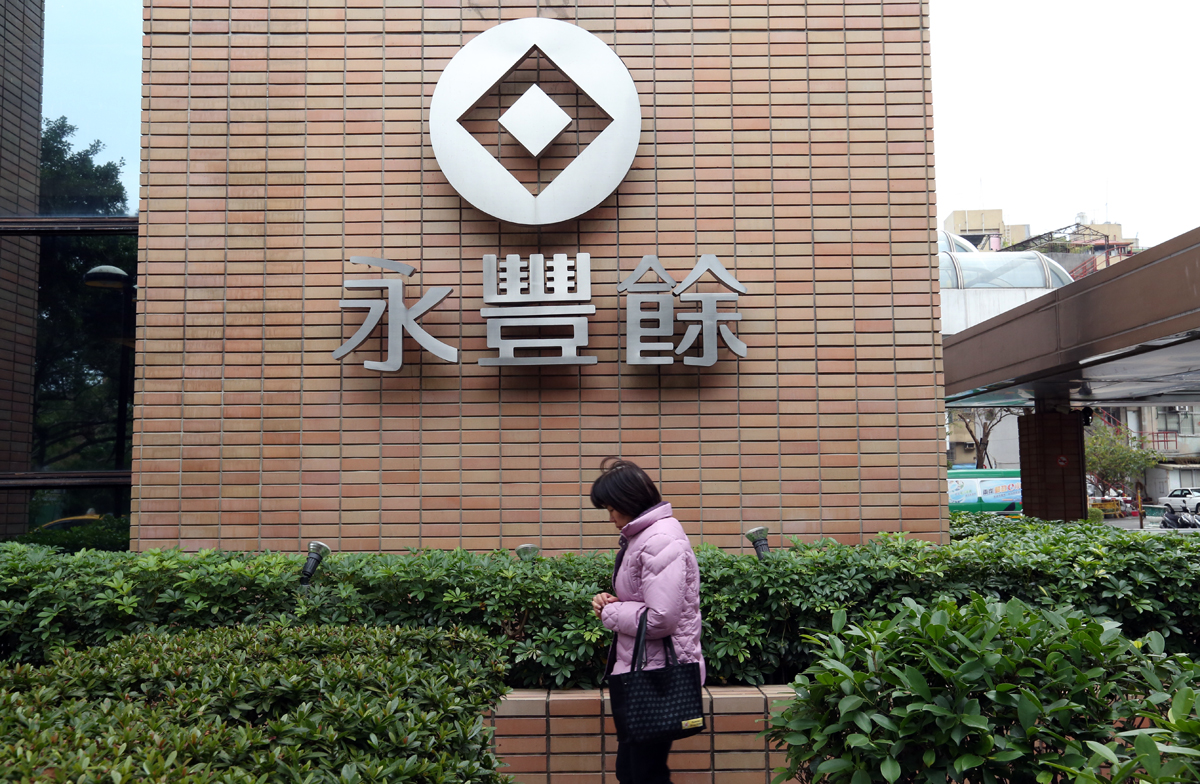 永豐餘集團由何家三兄弟共同創立，第二代何壽川接棒後，開始面臨內部管理及家族內鬨等挑戰。