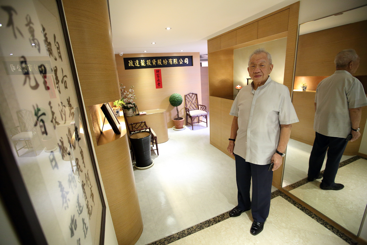 永豐餘集團第二代何政廷娶了基隆顏家的女兒顏雅美，婚事是在機場相親而訂下的。