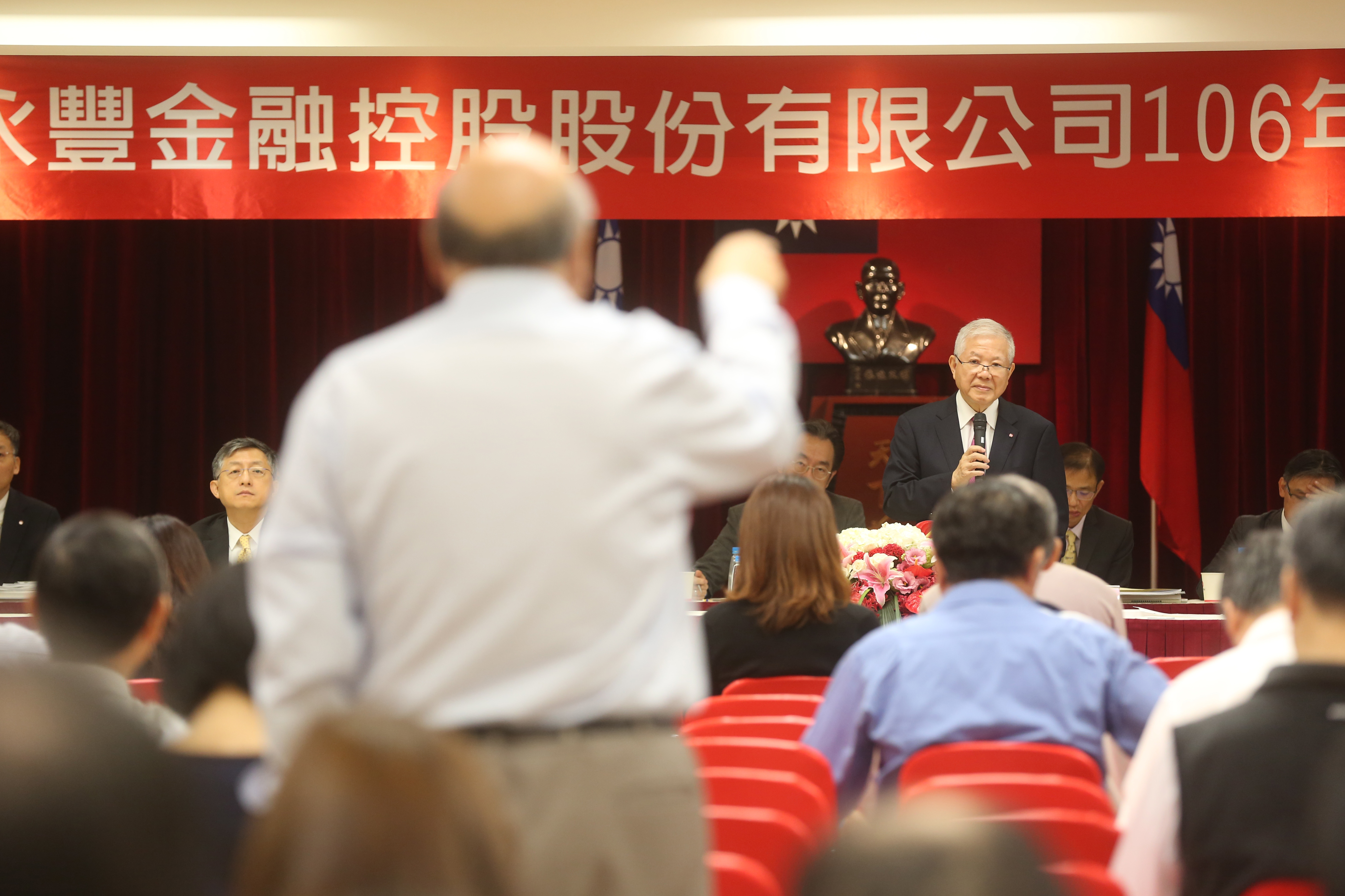 永豐金弊案連連，獨董薛琦、曾任永豐銀董事長邱正雄在內的董事會成員，也被外界質疑是否應究責。