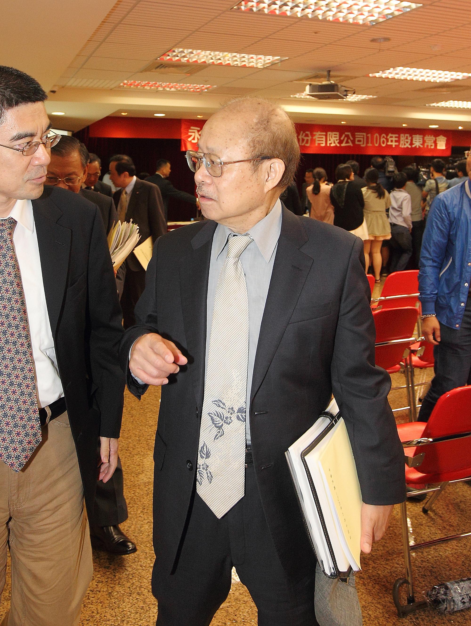 獨董的責任,金管會主委李瑞倉強調表示,「獨董要重視公司內部治理。」金管會將找薛琦(右)等永豐金獨董進行說明。