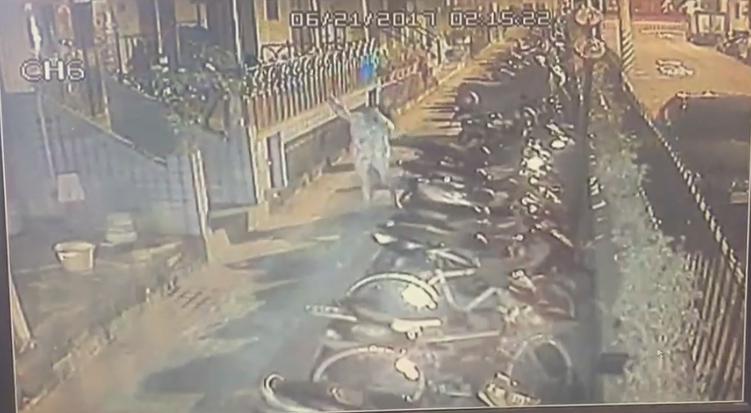 21日凌晨2點多，高楠公路旁一棟大樓的管理員看見1名渾身是血的女子跑出來求救，嚇得趕緊報警。