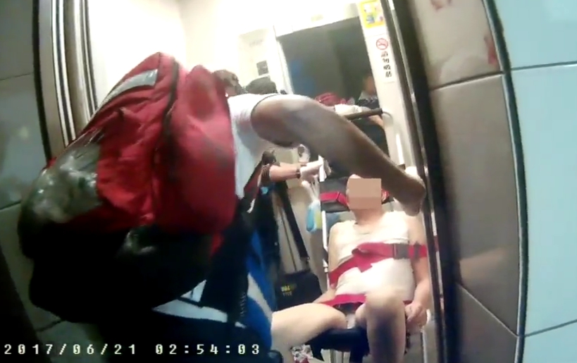 沈姓老翁凌晨與1961年次的王姓女友因細故發生口角,拿利剪朝同居女友頭猛刺5、6刀,行凶的沈嫌隨即服農藥自殺,送醫後不治。