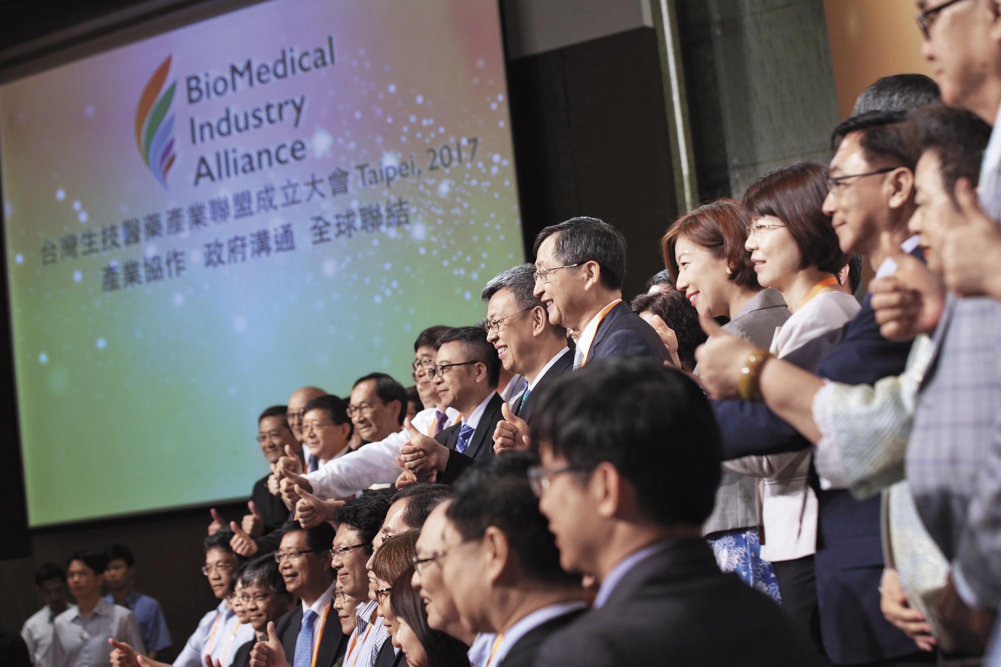 生醫聯盟成立時,副總統陳建仁親自出席,據傳這聯盟就是由他請託同門師弟張鴻仁成立。(總統府提供)